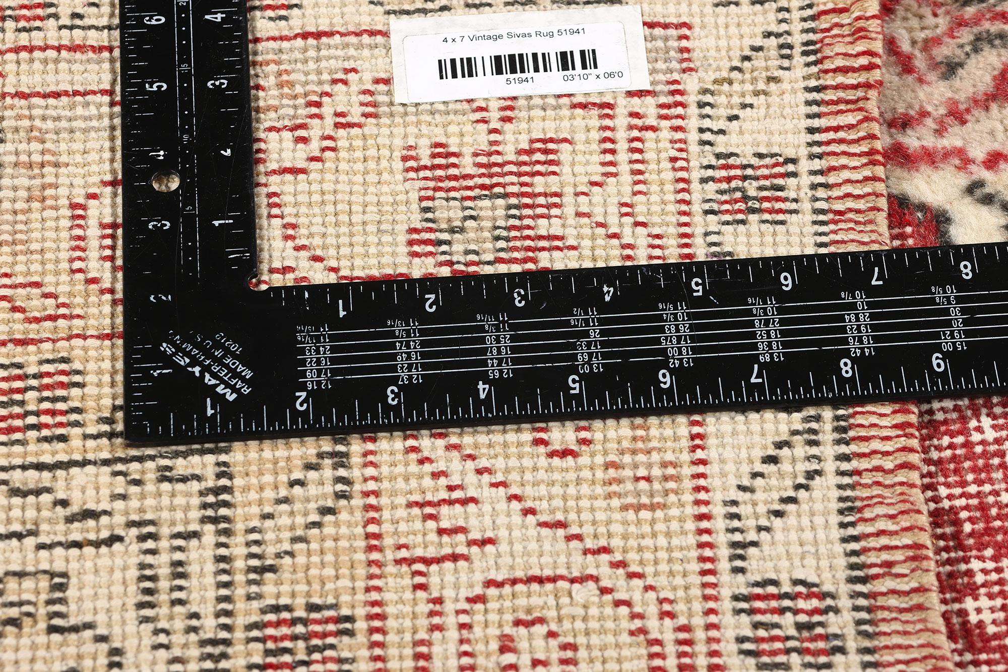 Tapis Sivas turc vintage vieilli Abîmé - En vente à Dallas, TX