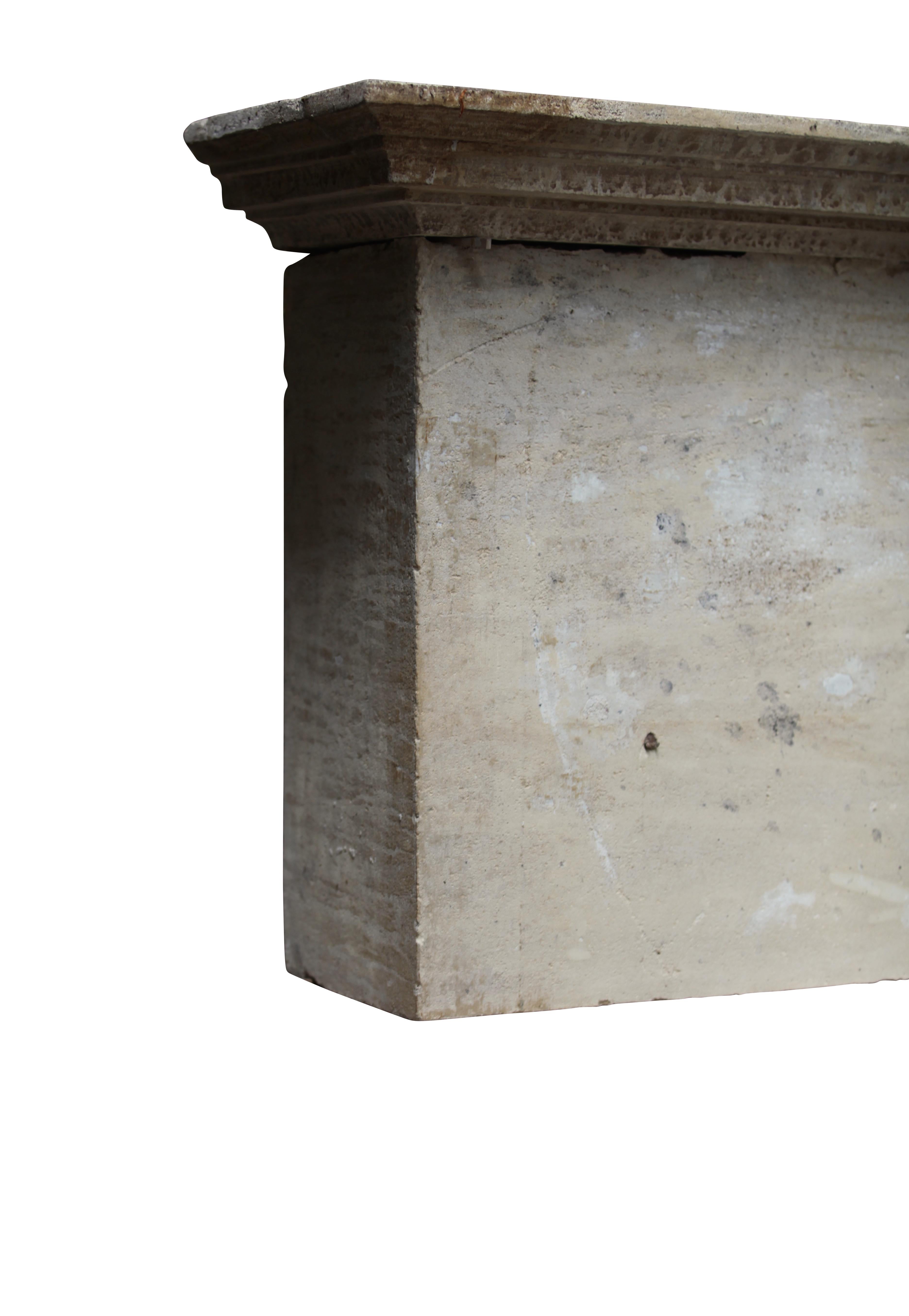 Französischer Kamin im Landhausstil mit oberem Kaminsims aus der Provence aus Kalkstein im Zustand „Hervorragend“ im Angebot in Beervelde, BE