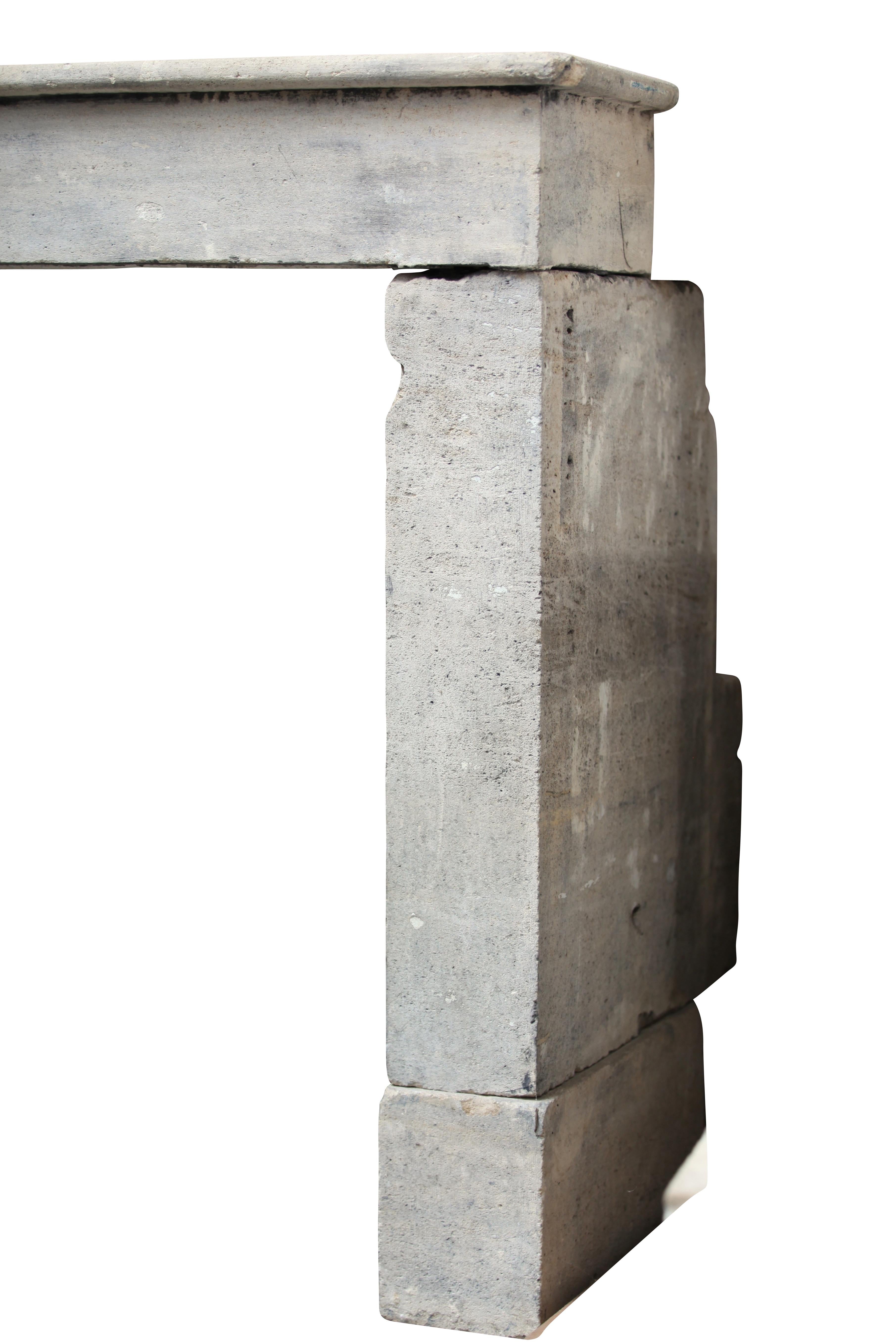 Französischer Kamin im Landhausstil mit oberem Kaminsims aus der Provence aus Kalkstein (18. Jahrhundert und früher) im Angebot