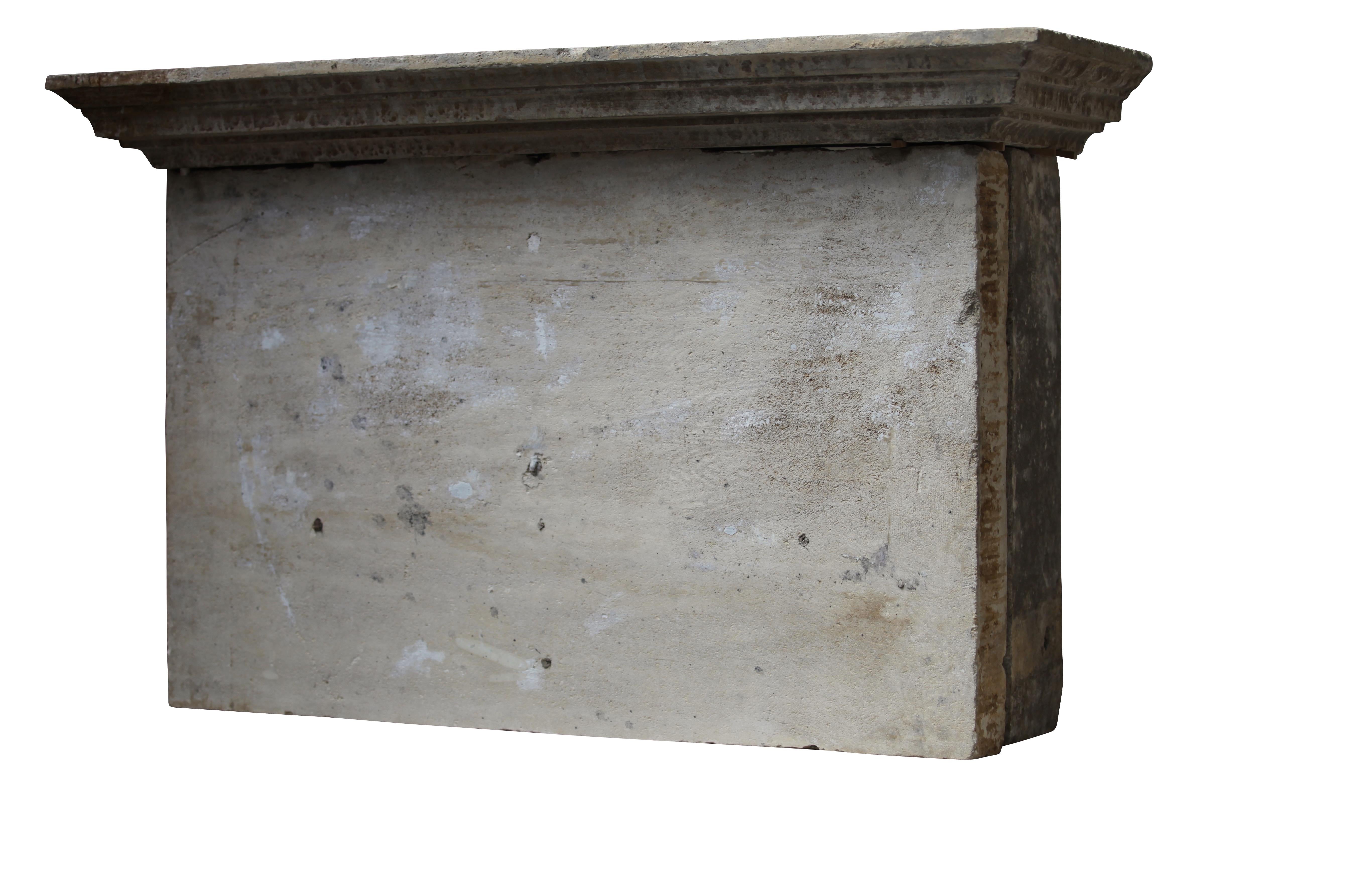 Französischer Kamin im Landhausstil mit oberem Kaminsims aus der Provence aus Kalkstein (Stein) im Angebot