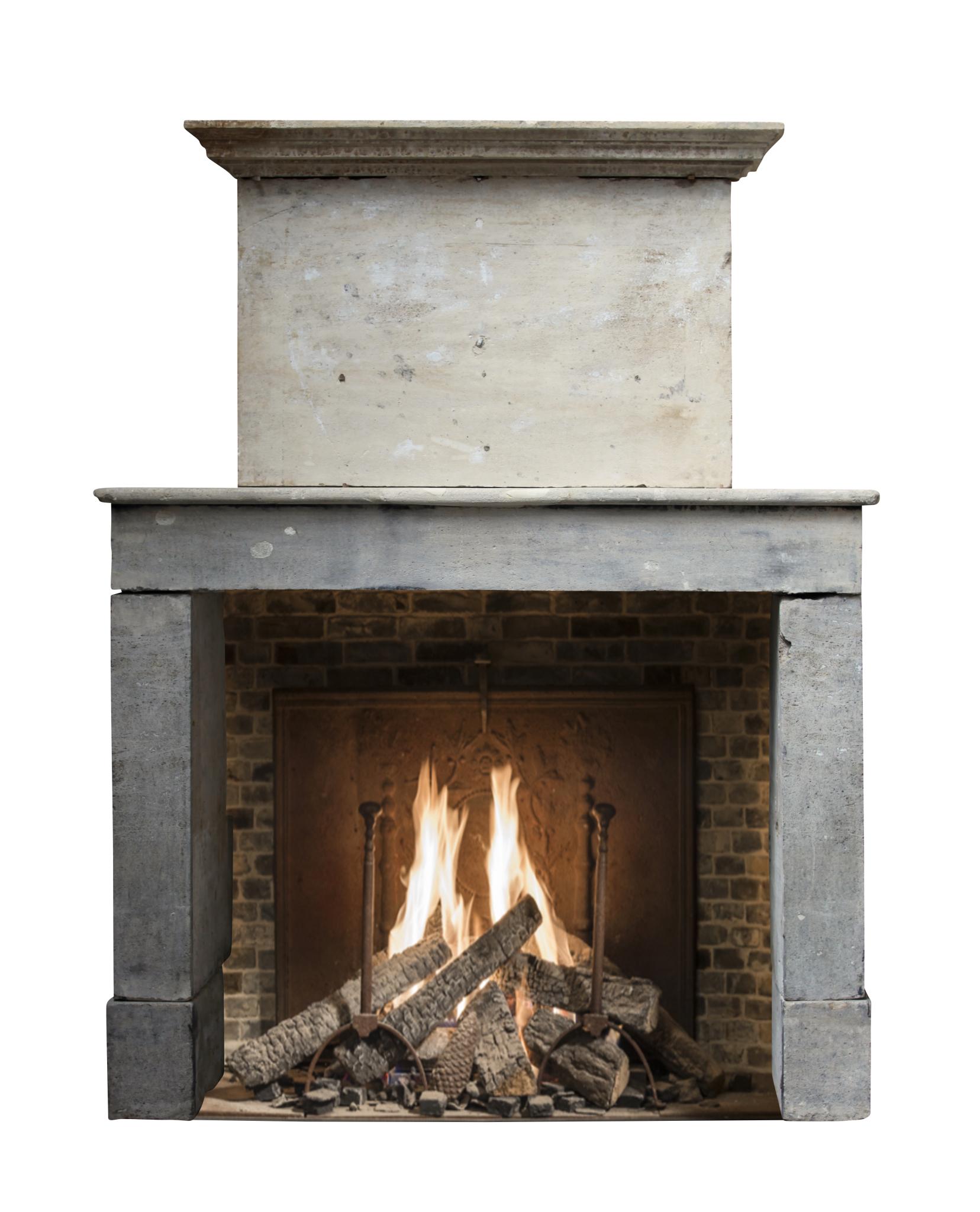 Französischer Kamin im Landhausstil mit oberem Kaminsims aus der Provence aus Kalkstein im Angebot 1