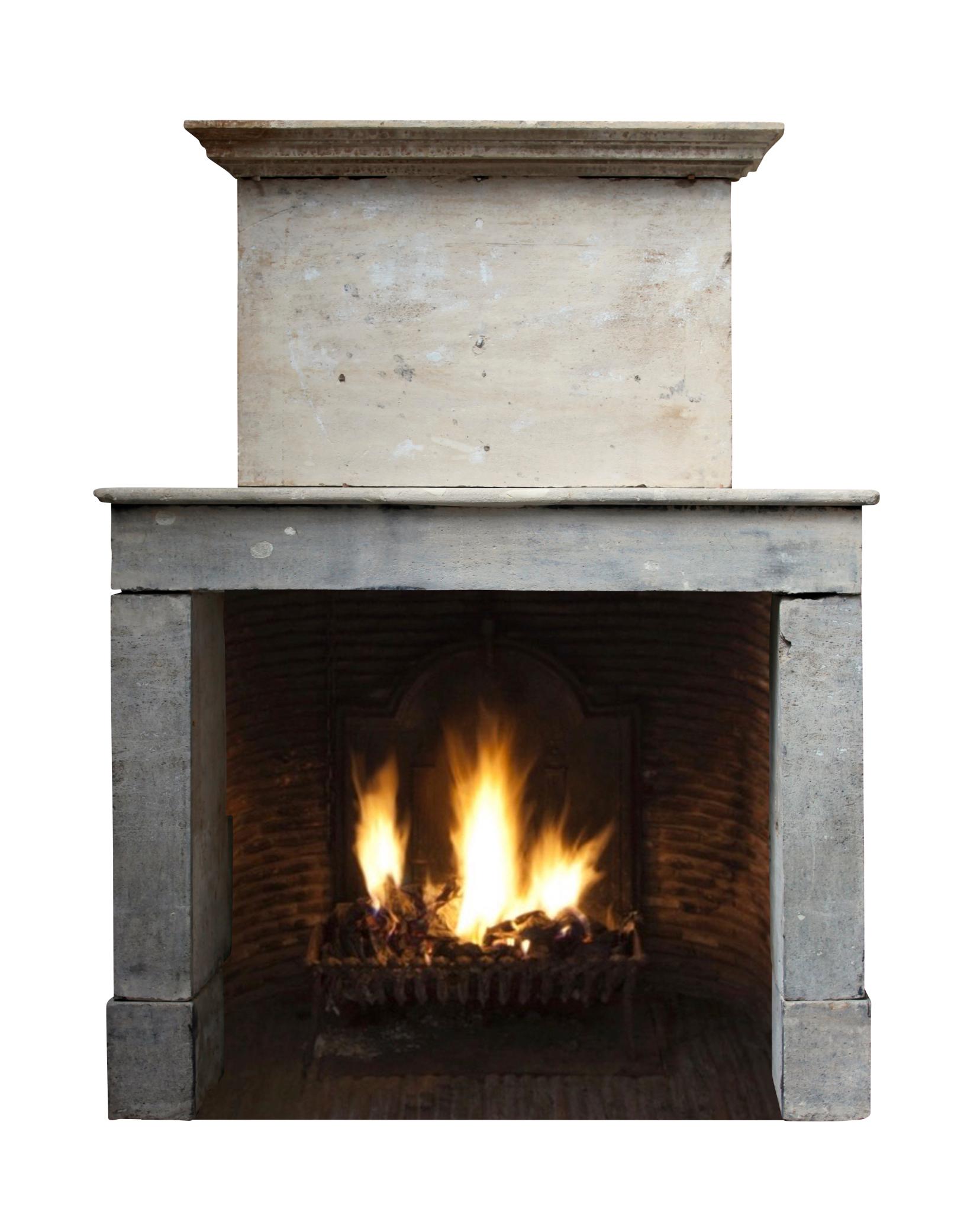 Französischer Kamin im Landhausstil mit oberem Kaminsims aus der Provence aus Kalkstein im Angebot 2