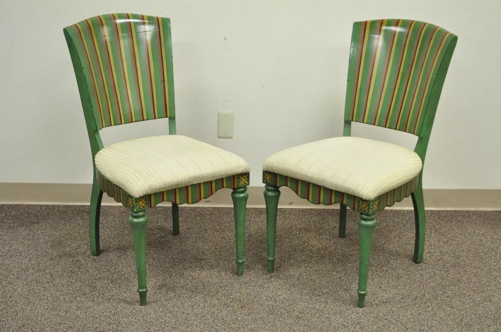 Chaises d'appoint pour salle à manger peintes en vert, style campagne française, Hollywood Regency - Lot de 4. L'article présente une finition peinte en vert avec des rayures jaunes et rouges, des cadres en bois massif avec des dossiers en bois