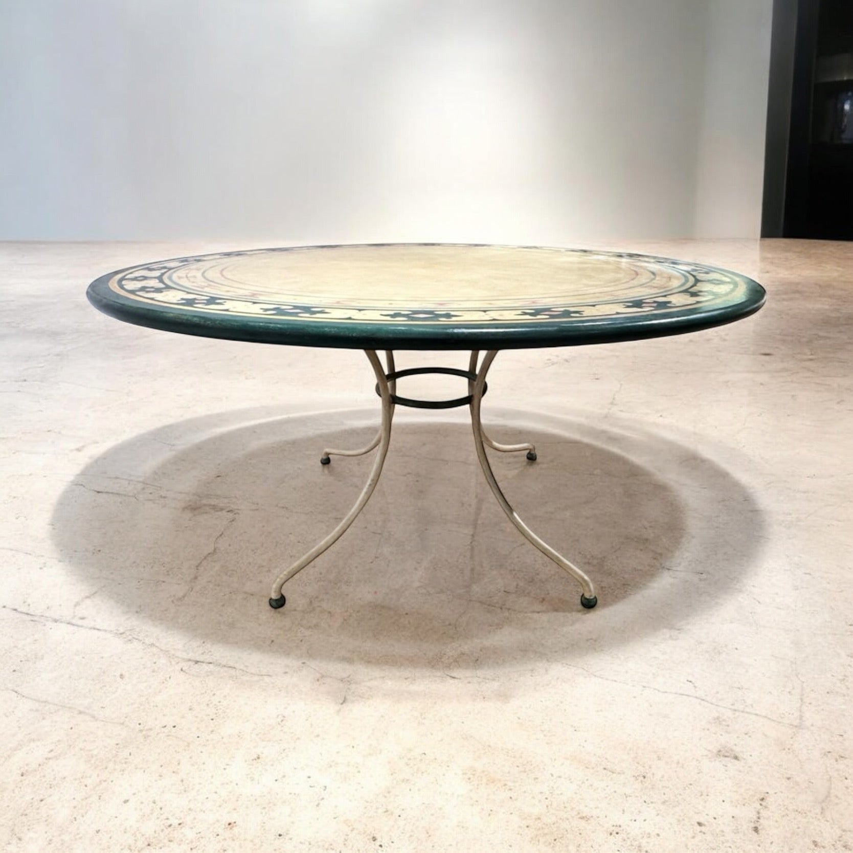 Questo è un tavolo da pranzo meraviglioso! È stato realizzato a mano in Italia da Patina, un'azienda che si impegna a mantenere l'artigianalità dei veri pezzi d'antiquariato. I colori sono verde, marrone e rosa. La base è in ghisa pesante. Giusto in