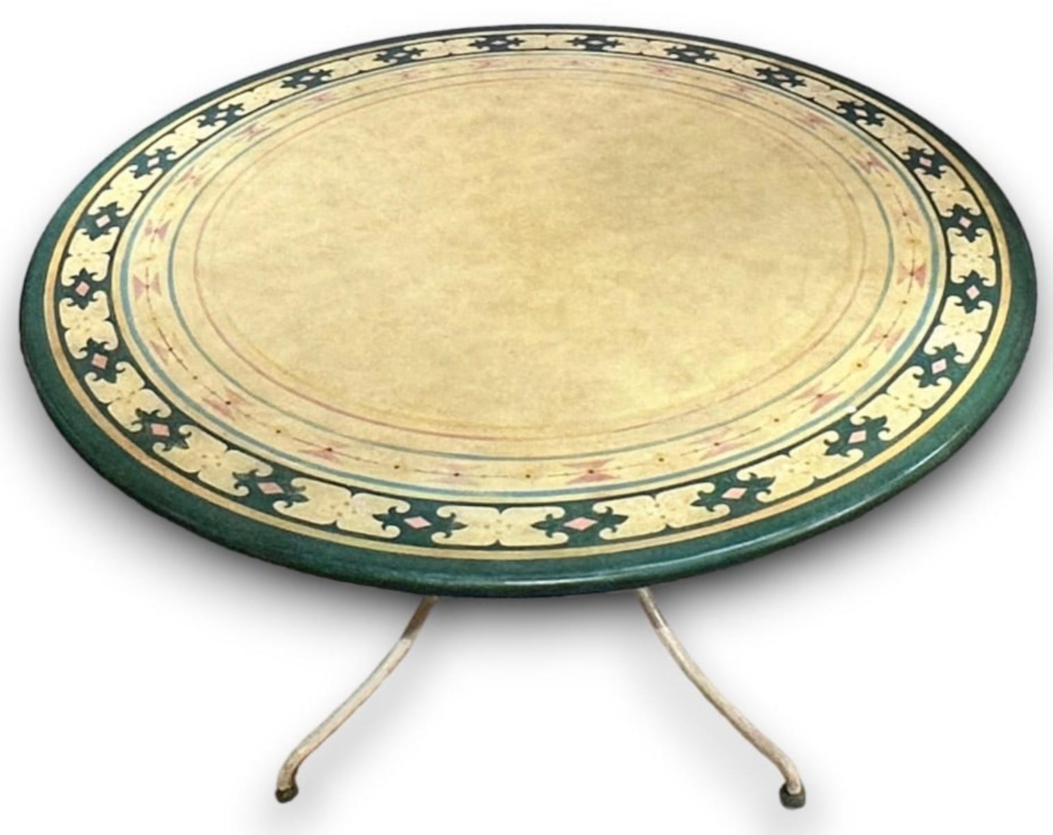 Country Tavolo da pranzo italiano rotondo dipinto in stile rustico francese con base in ghisa di Patina in vendita