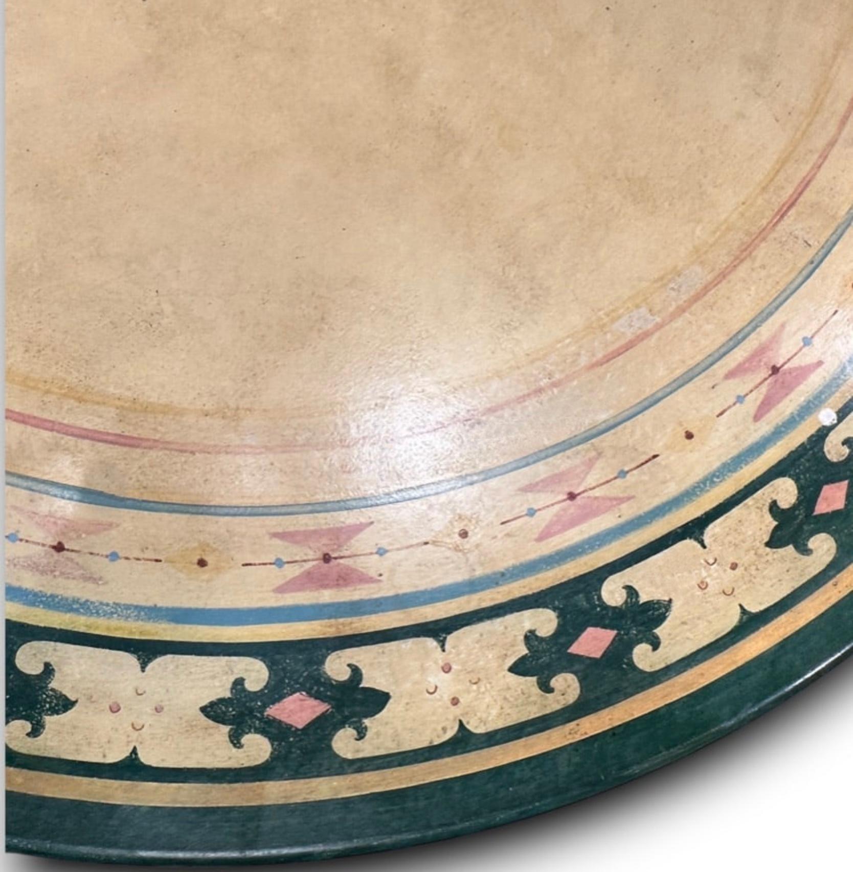 Italiano Tavolo da pranzo italiano rotondo dipinto in stile rustico francese con base in ghisa di Patina in vendita