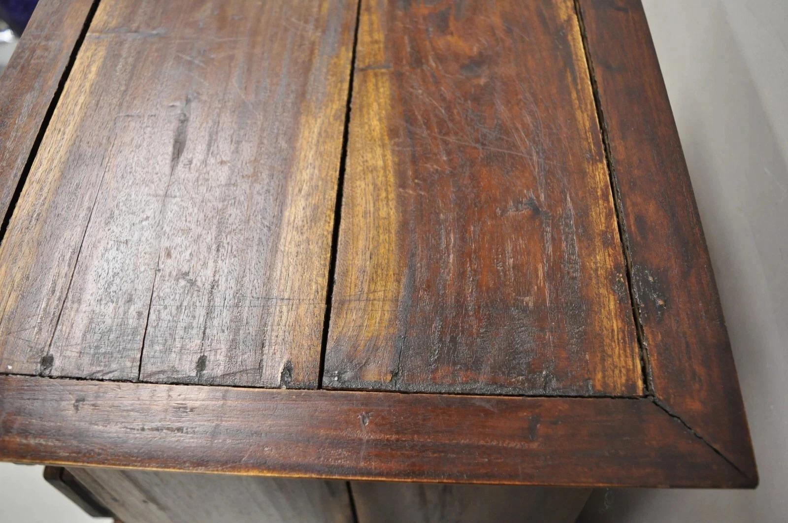 Tavolino a piramide in legno in stile rustico francese con cassettiera per lingerie da 41 pollici in vendita 5