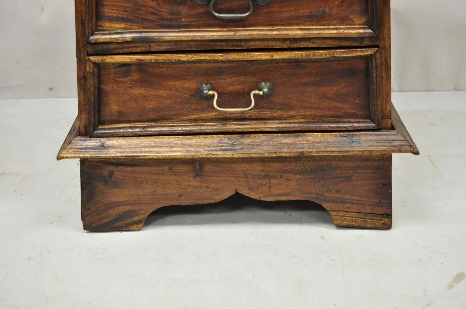 XX secolo Tavolino a piramide in legno in stile rustico francese con cassettiera per lingerie da 41 pollici in vendita
