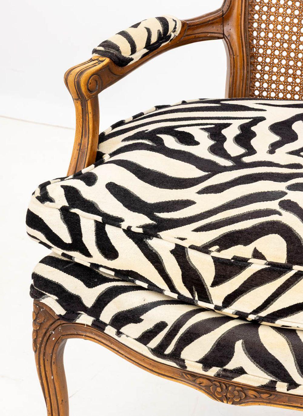 Style Upholstering zébré, 2 chaises de style campagnard français Bon état - En vente à Astoria, NY
