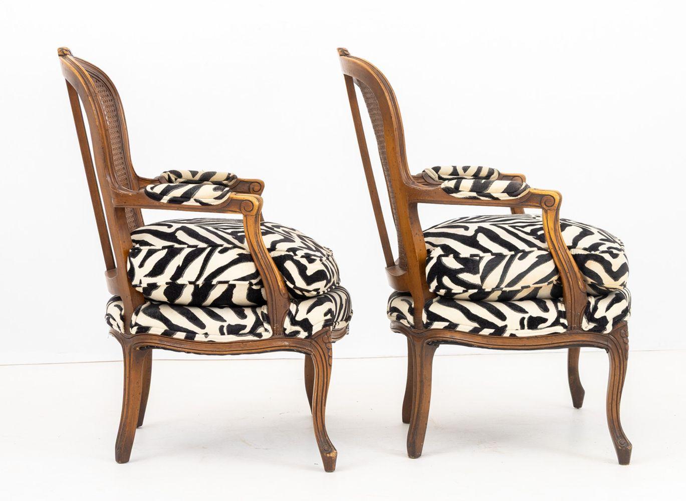 Tissu d'ameublement Style Upholstering zébré, 2 chaises de style campagnard français en vente