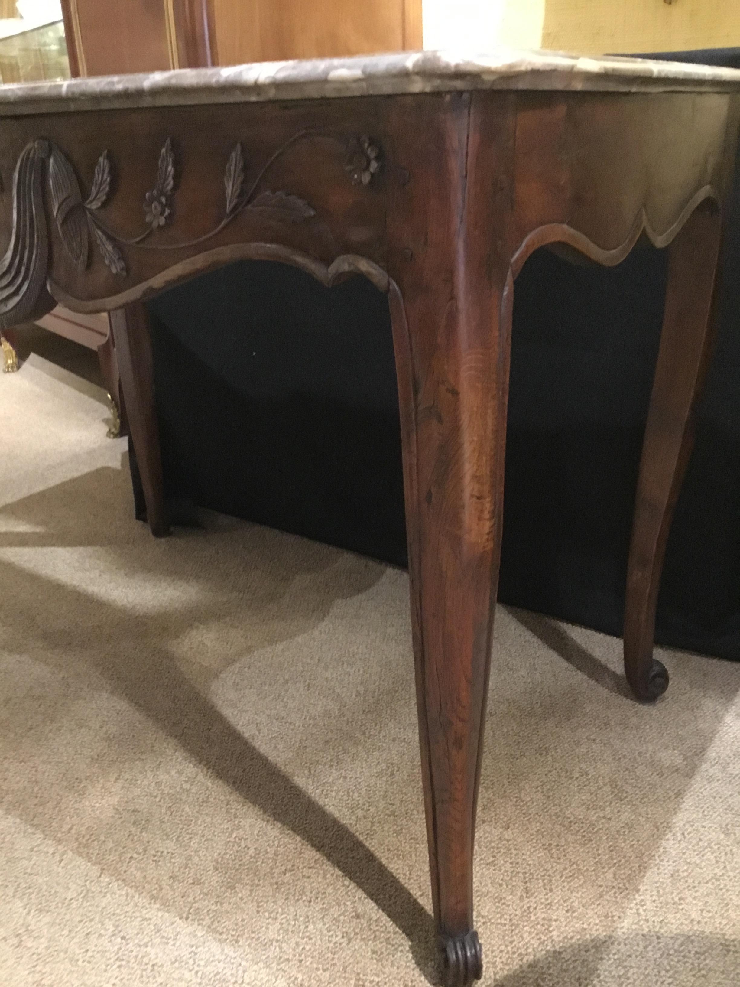 Französischer Landtisch/Konsole aus dem 19. Jahrhundert mit Marmorplatte und Eiche im Louis XV.-Stil im Zustand „Gut“ im Angebot in Houston, TX