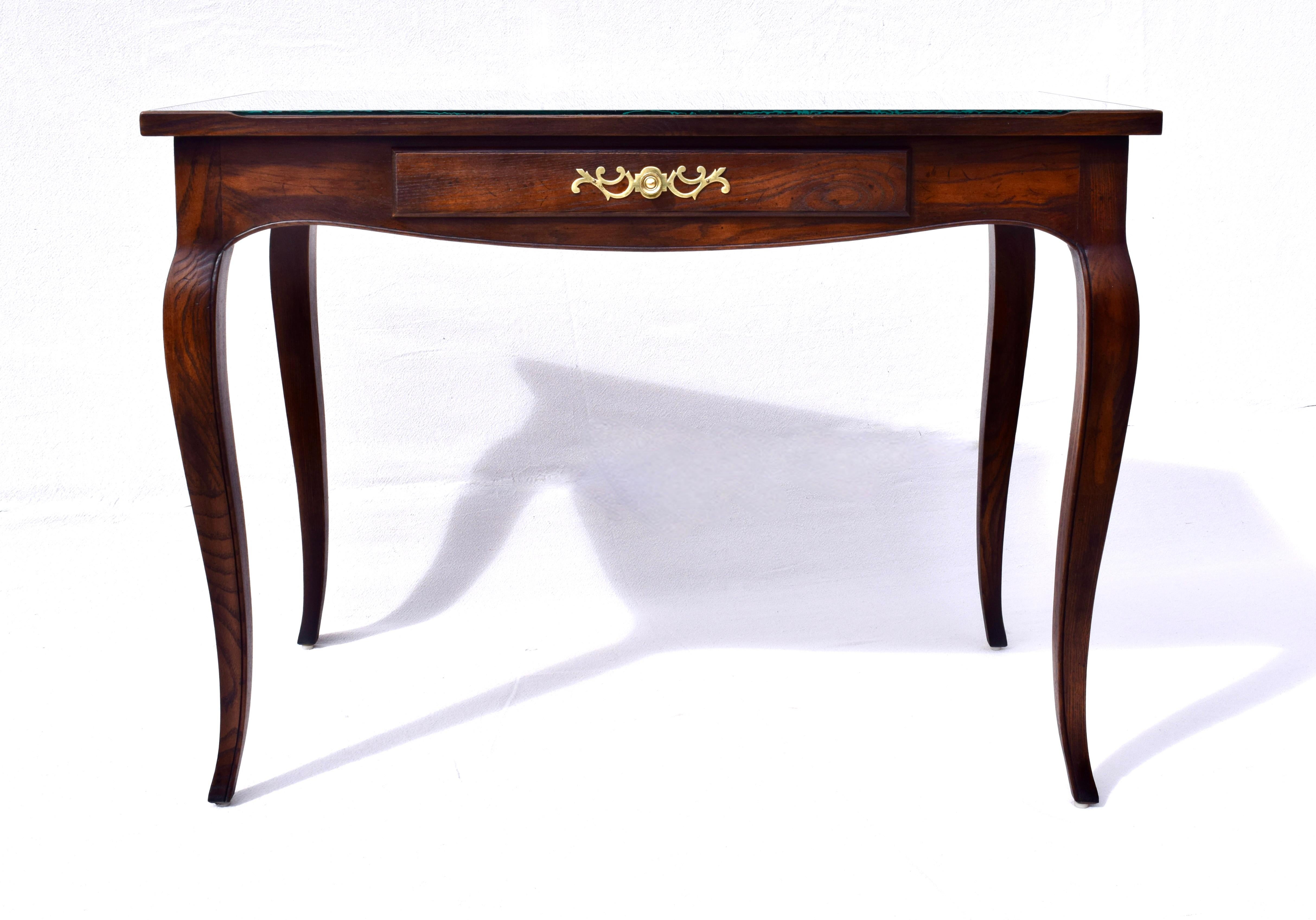 French Country style desk with custom glass top by Henredon USA, Circa 1960s.
Featuring impressive Tiger Oak grains finished on all sides, the desk boasts classic elegance suitable for placement in a wide variety of settings; including center room