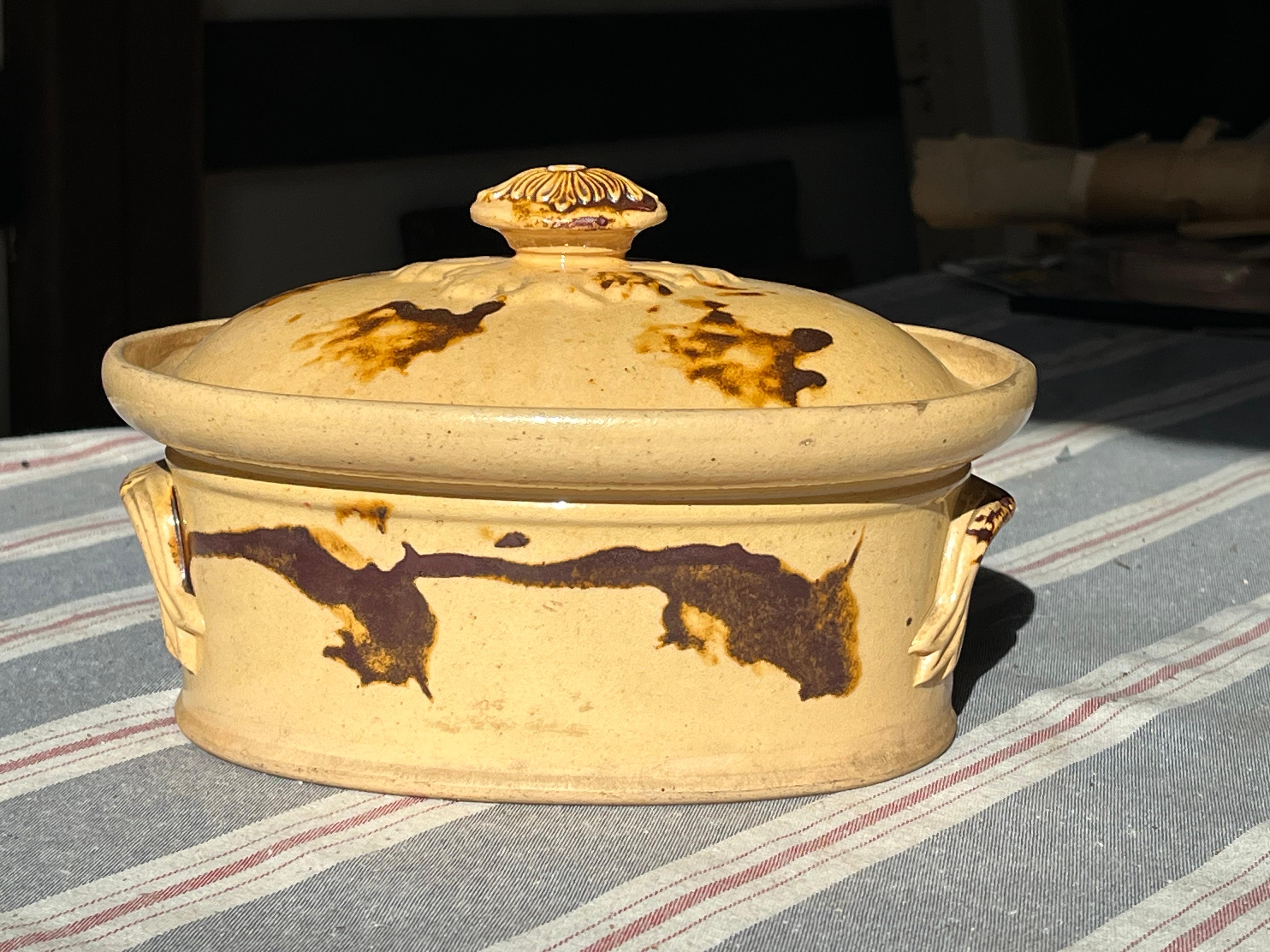 Zuppiera Jaspe in maiolica francese con coperchio, proveniente dalla Savoia, smalto giallo con decorazioni in marrone, circa 1890.