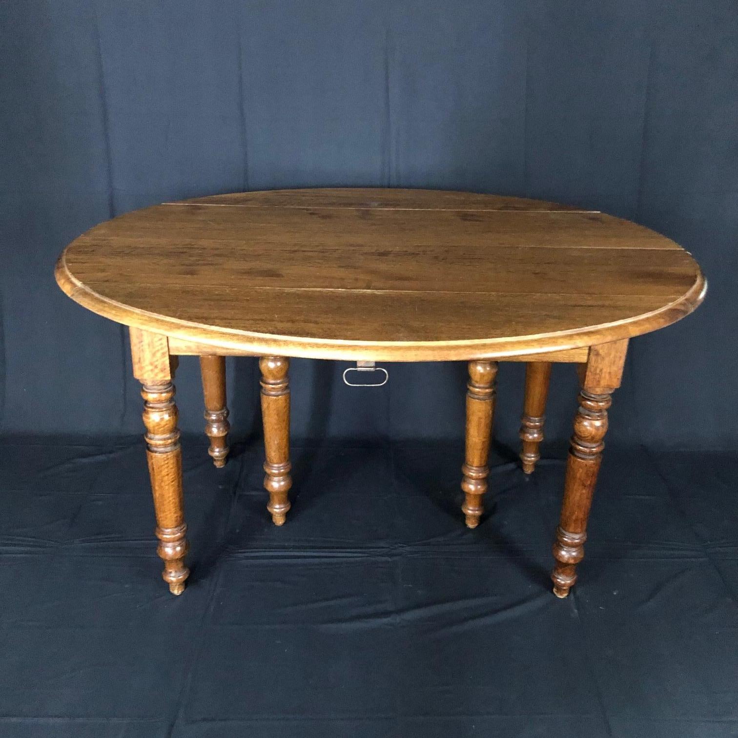 French Country Versatile 19th Century Walnut Dropleaf Dining Table with 4 Leaves 5