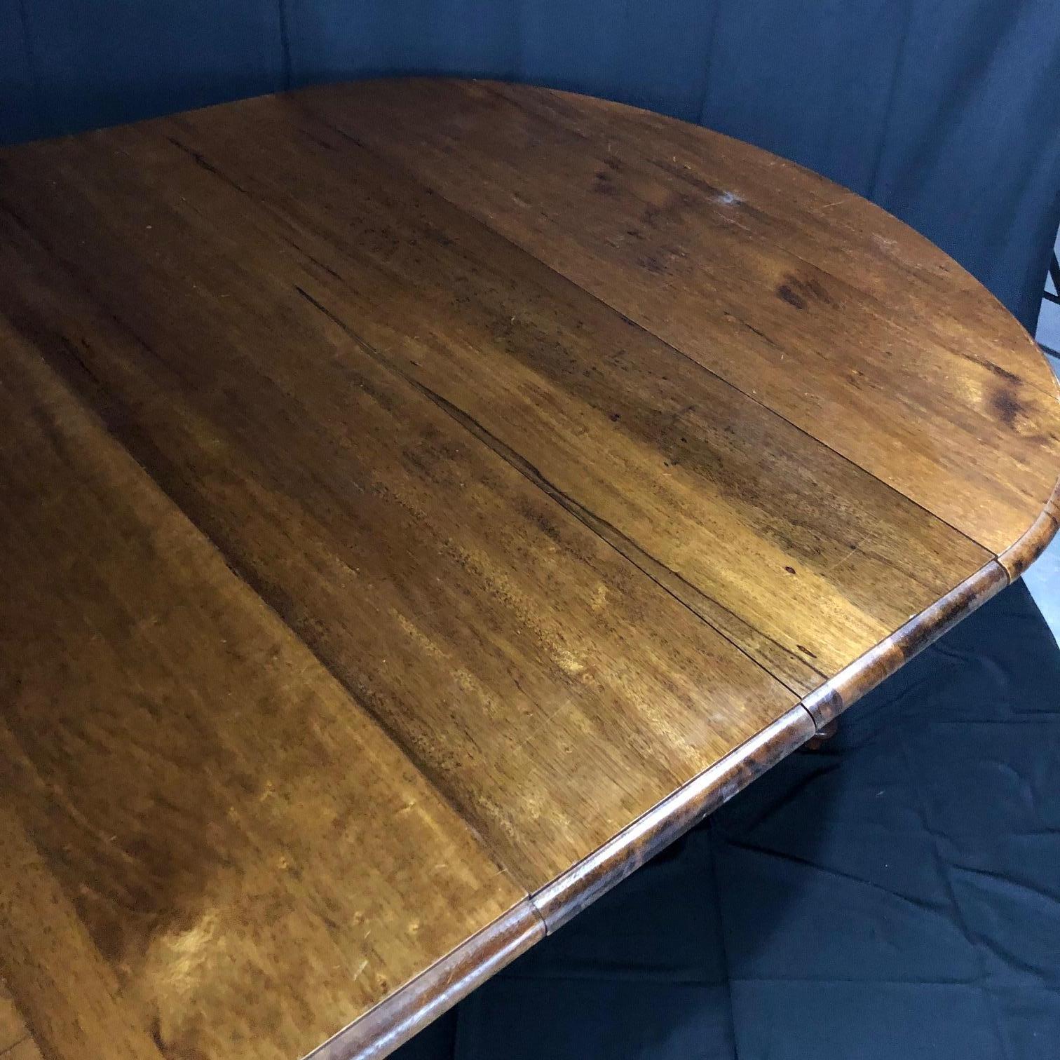 French Country Versatile 19th Century Walnut Dropleaf Dining Table with 4 Leaves 6