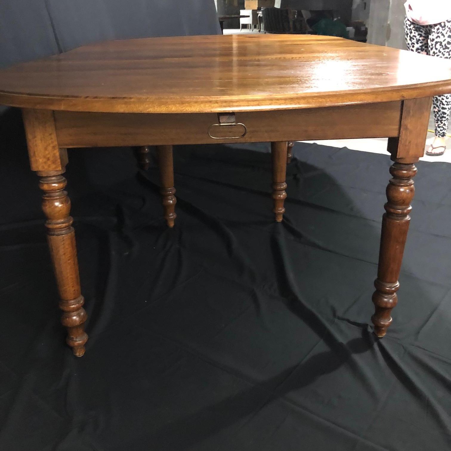 French Country Versatile 19th Century Walnut Dropleaf Dining Table with 4 Leaves In Good Condition In Hopewell, NJ