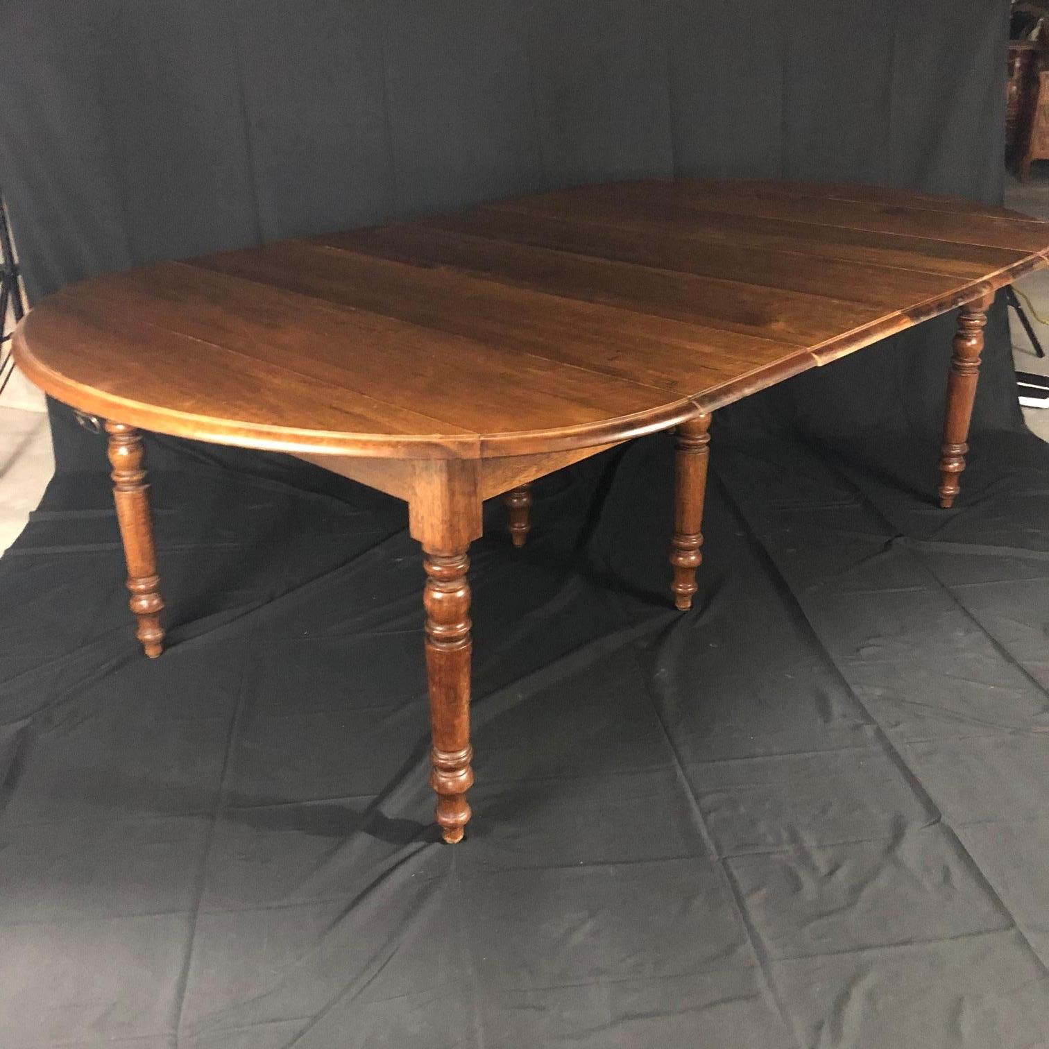 French Country Versatile 19th Century Walnut Dropleaf Dining Table with 4 Leaves 1