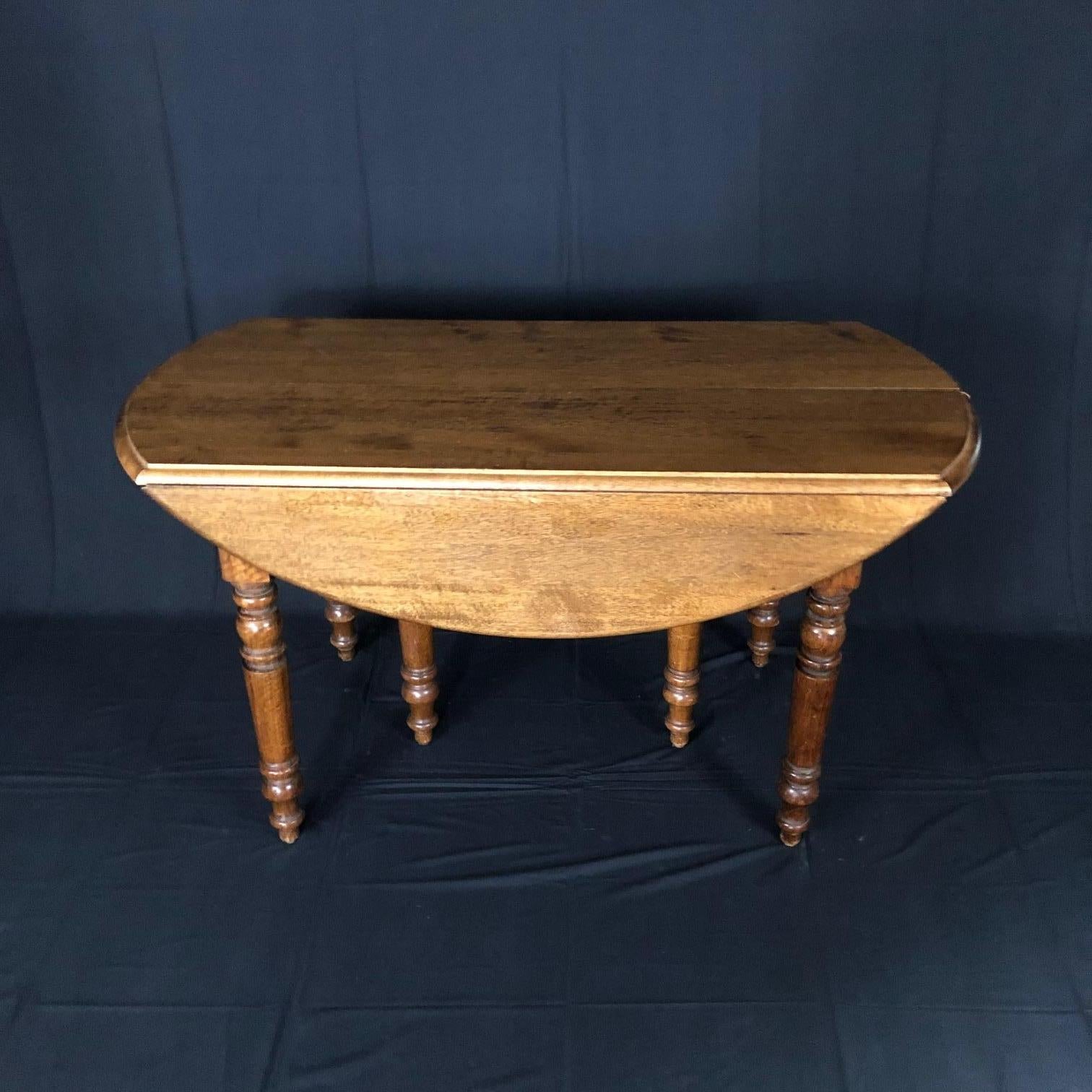 French Country Versatile 19th Century Walnut Dropleaf Dining Table with 4 Leaves 2