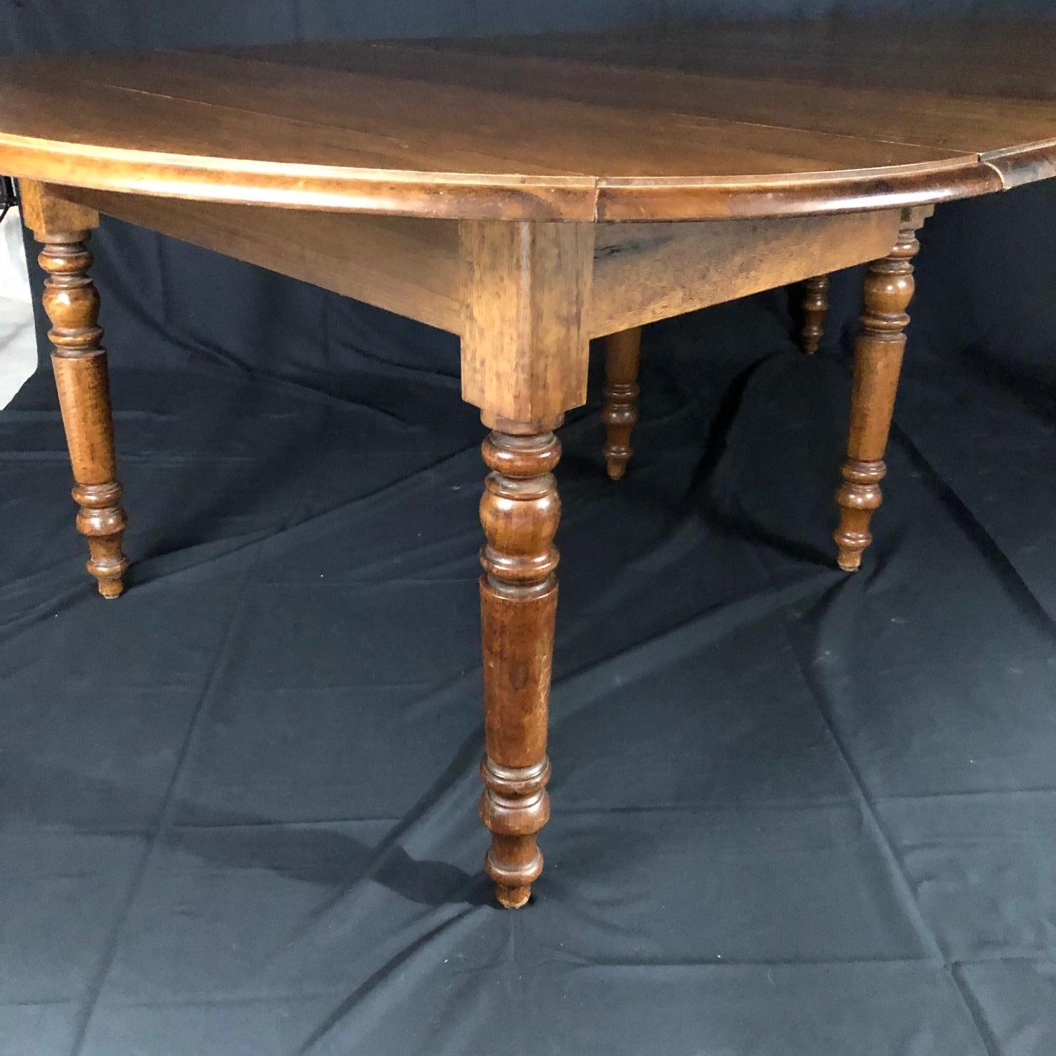 French Country Versatile 19th Century Walnut Dropleaf Dining Table with 4 Leaves 3