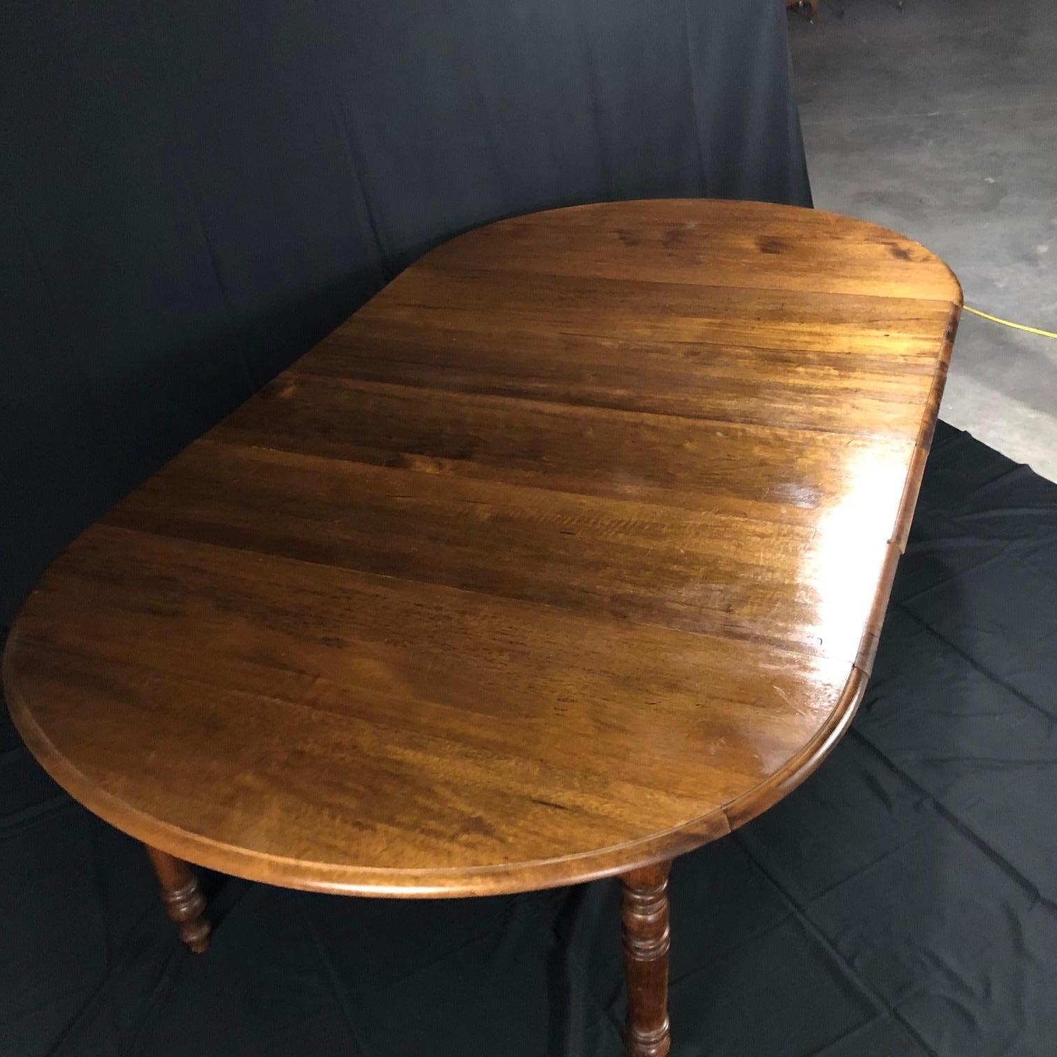 French Country Versatile 19th Century Walnut Dropleaf Dining Table with 4 Leaves 4