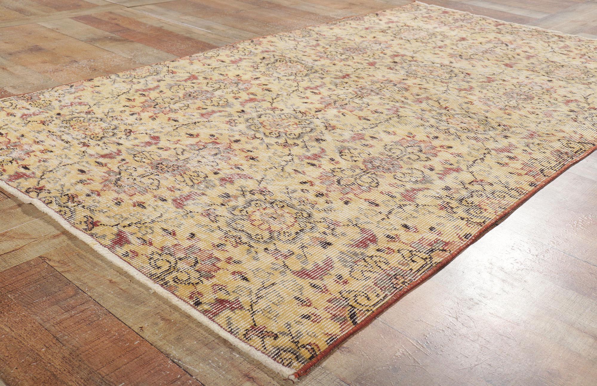 Türkischer Sivas-Teppich im französischen Landhausstil mit rustikaler Eleganz (Wolle) im Angebot