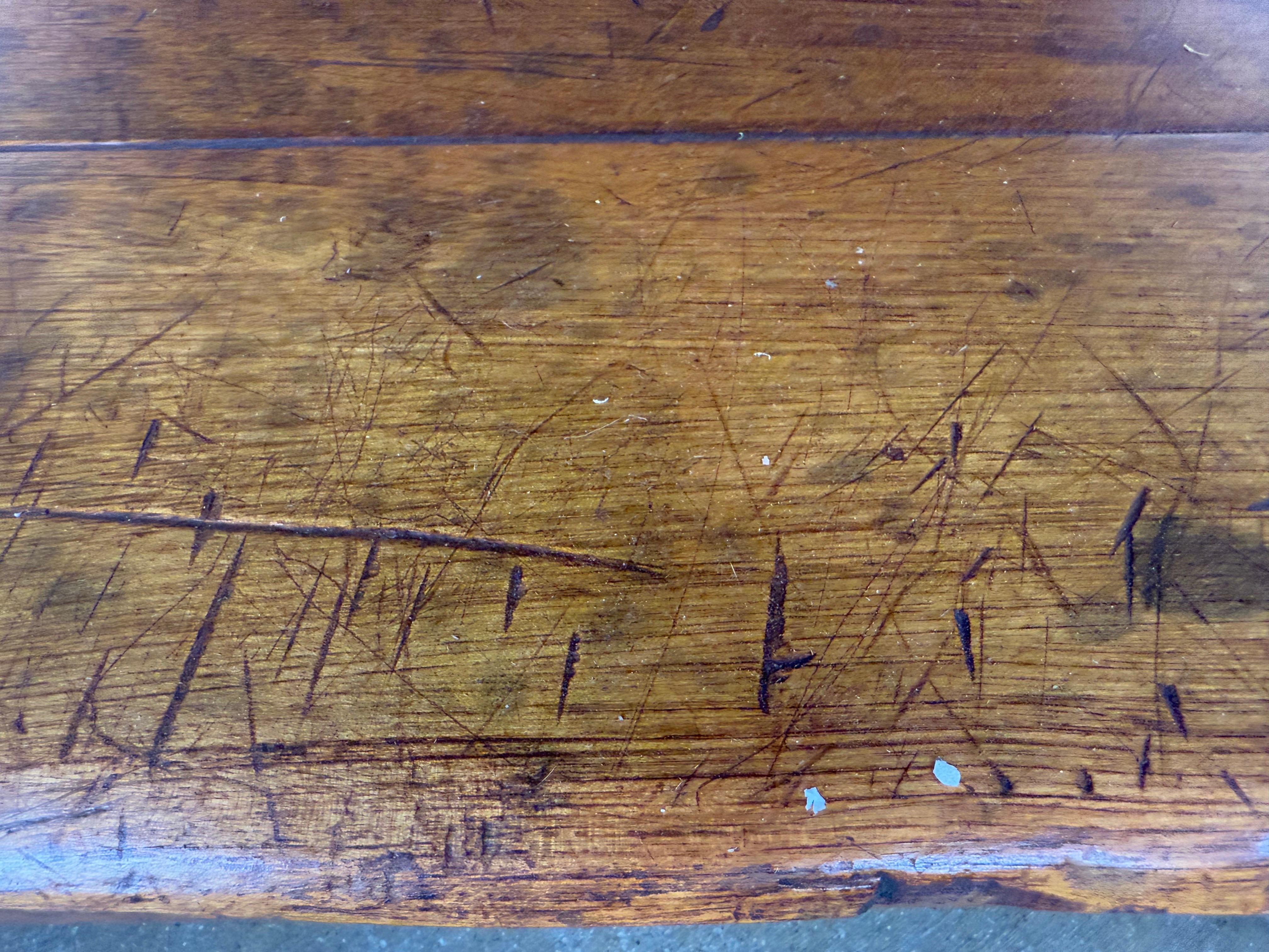 Table basse en noyer à la française avec pieds tournés et étagère inférieure en vente 2