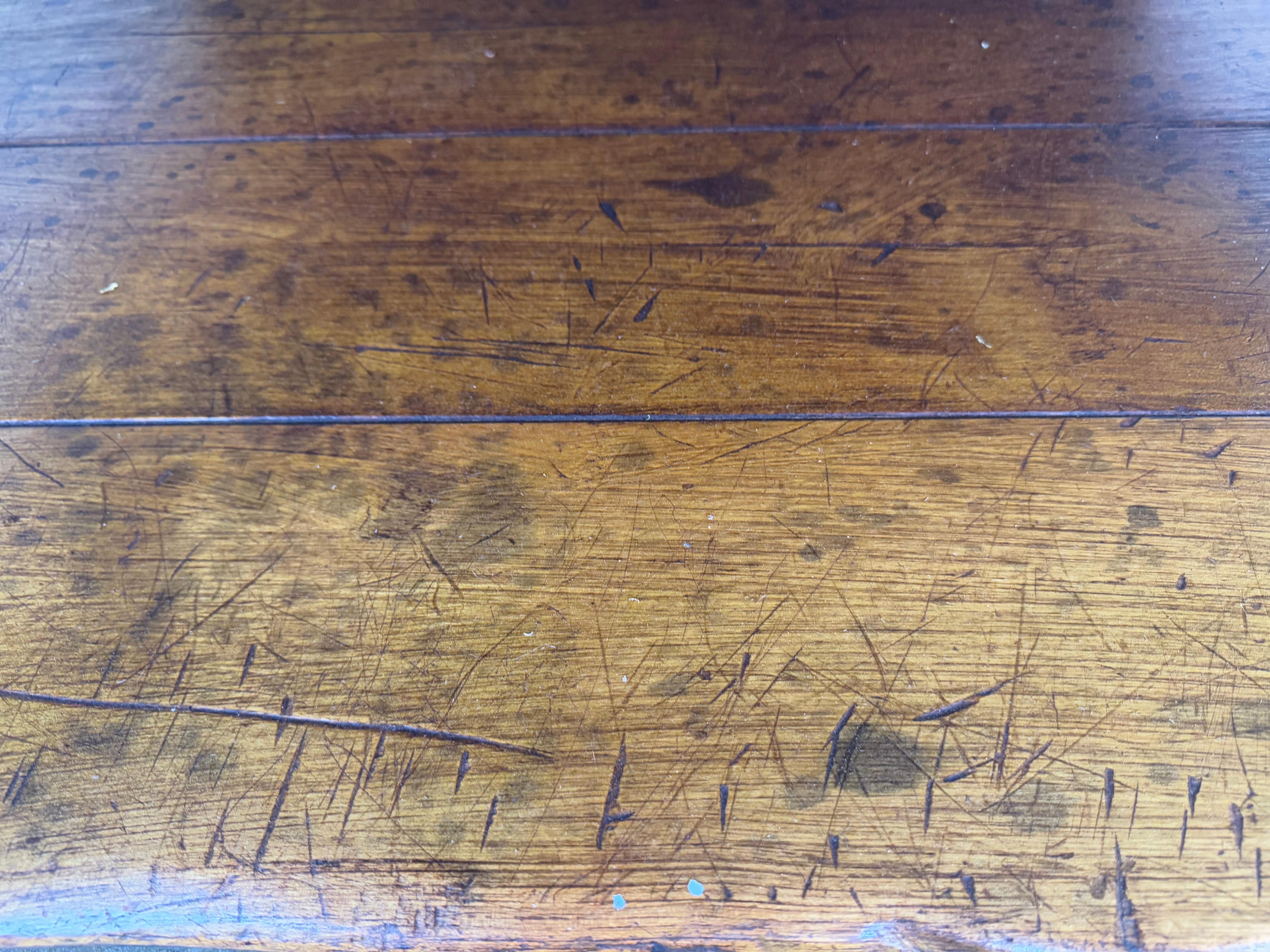 Table basse en noyer à la française avec pieds tournés et étagère inférieure en vente 3