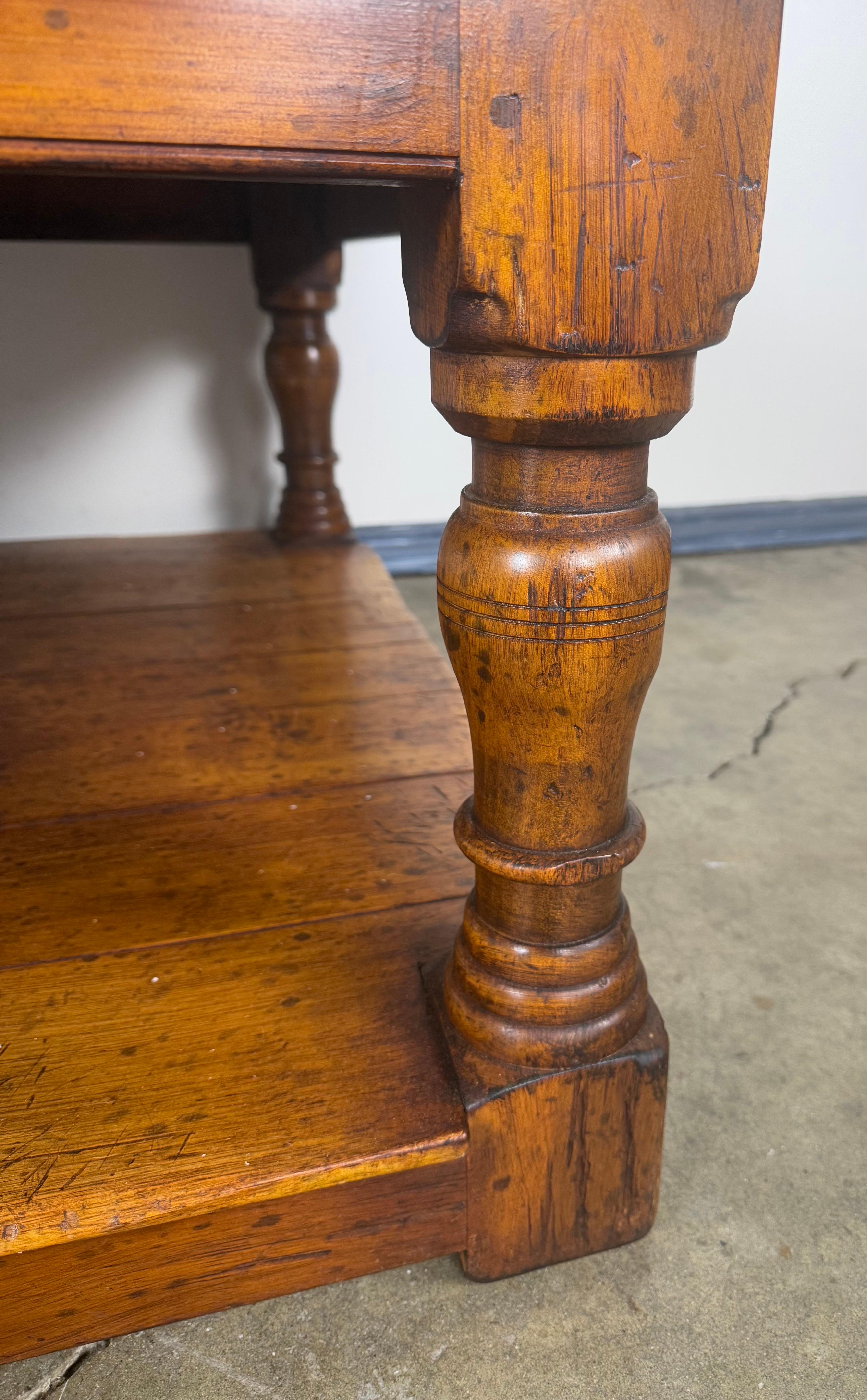 Table basse en noyer à la française avec pieds tournés et étagère inférieure en vente 4