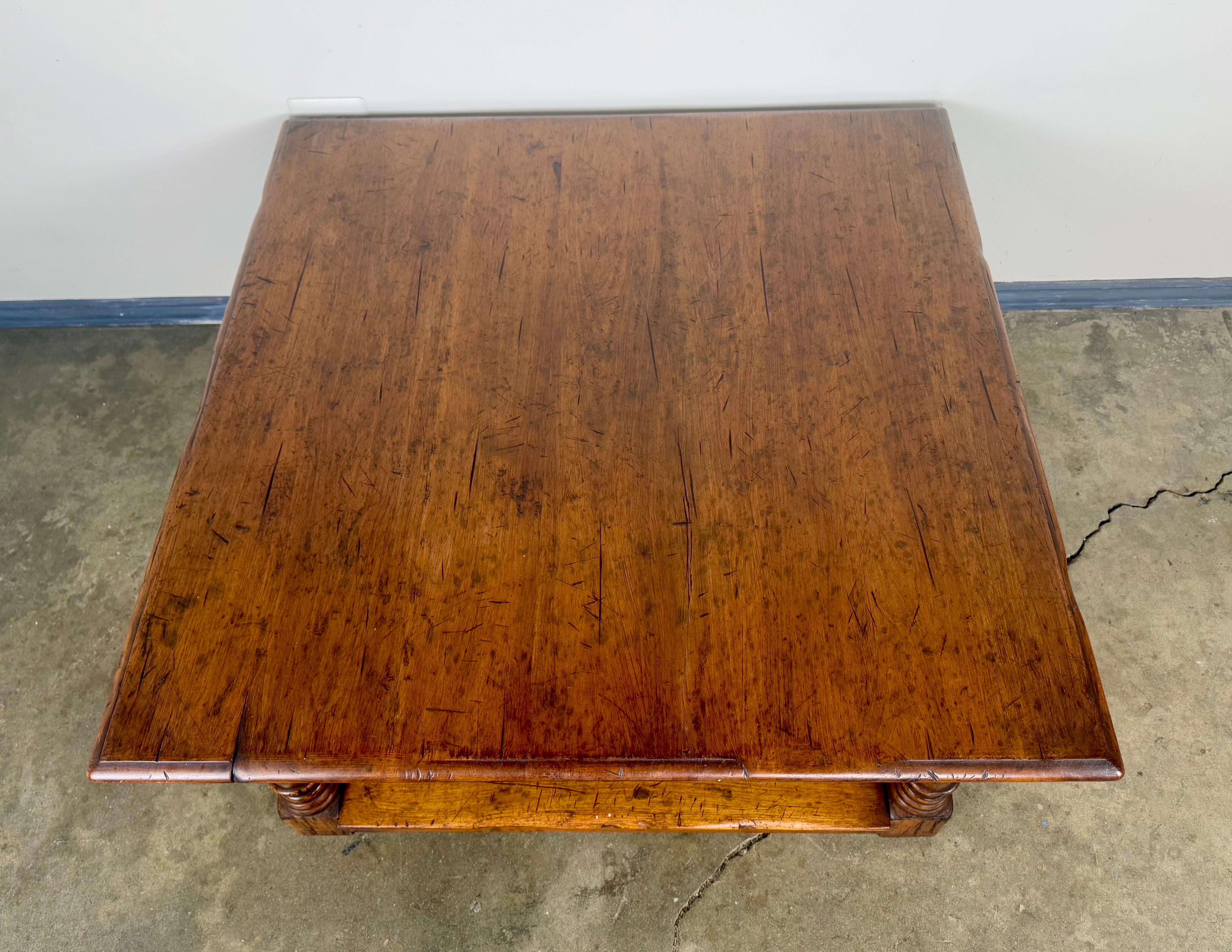 Table basse en noyer à la française avec pieds tournés et étagère inférieure en vente 5