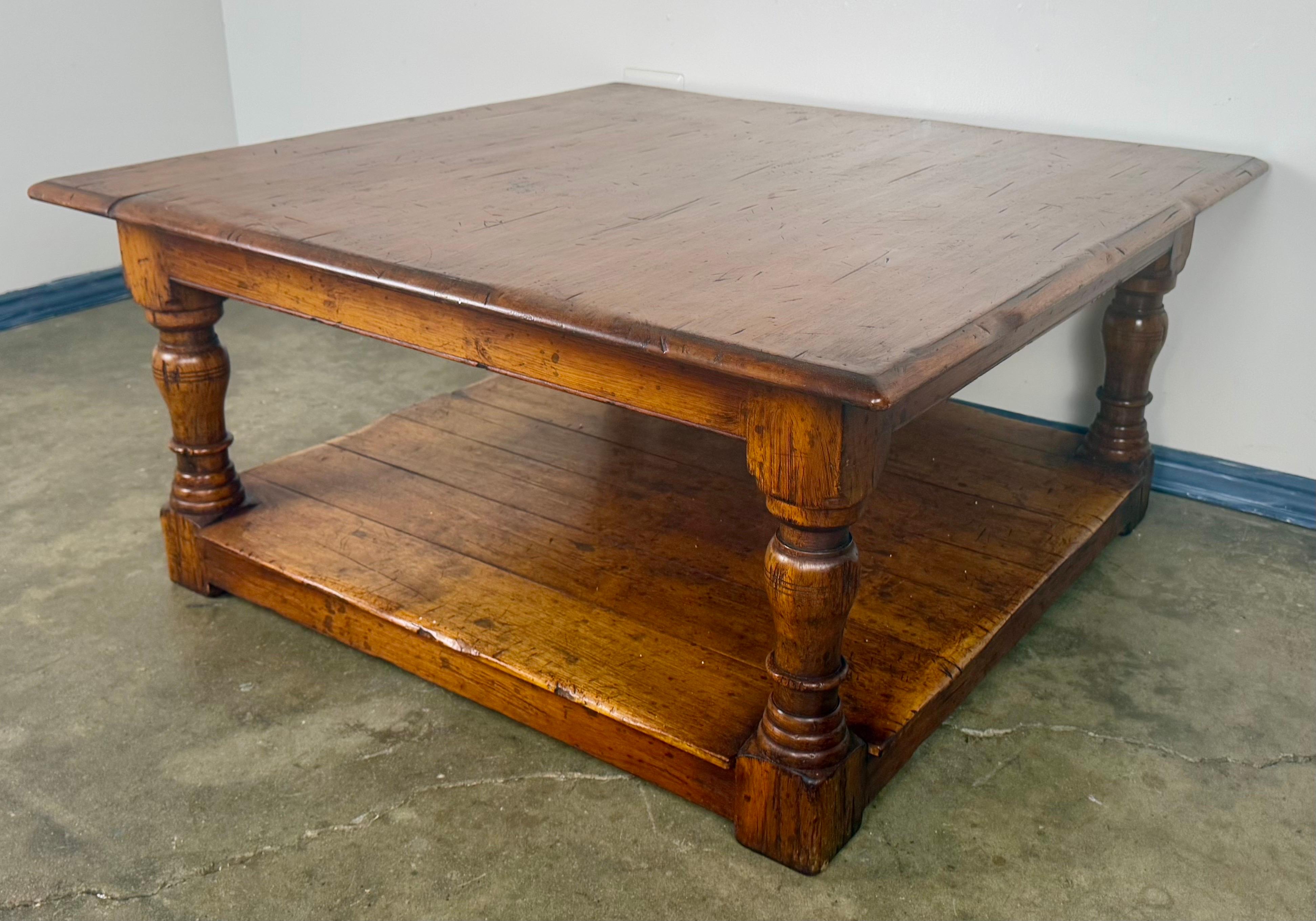 Français Table basse en noyer à la française avec pieds tournés et étagère inférieure en vente