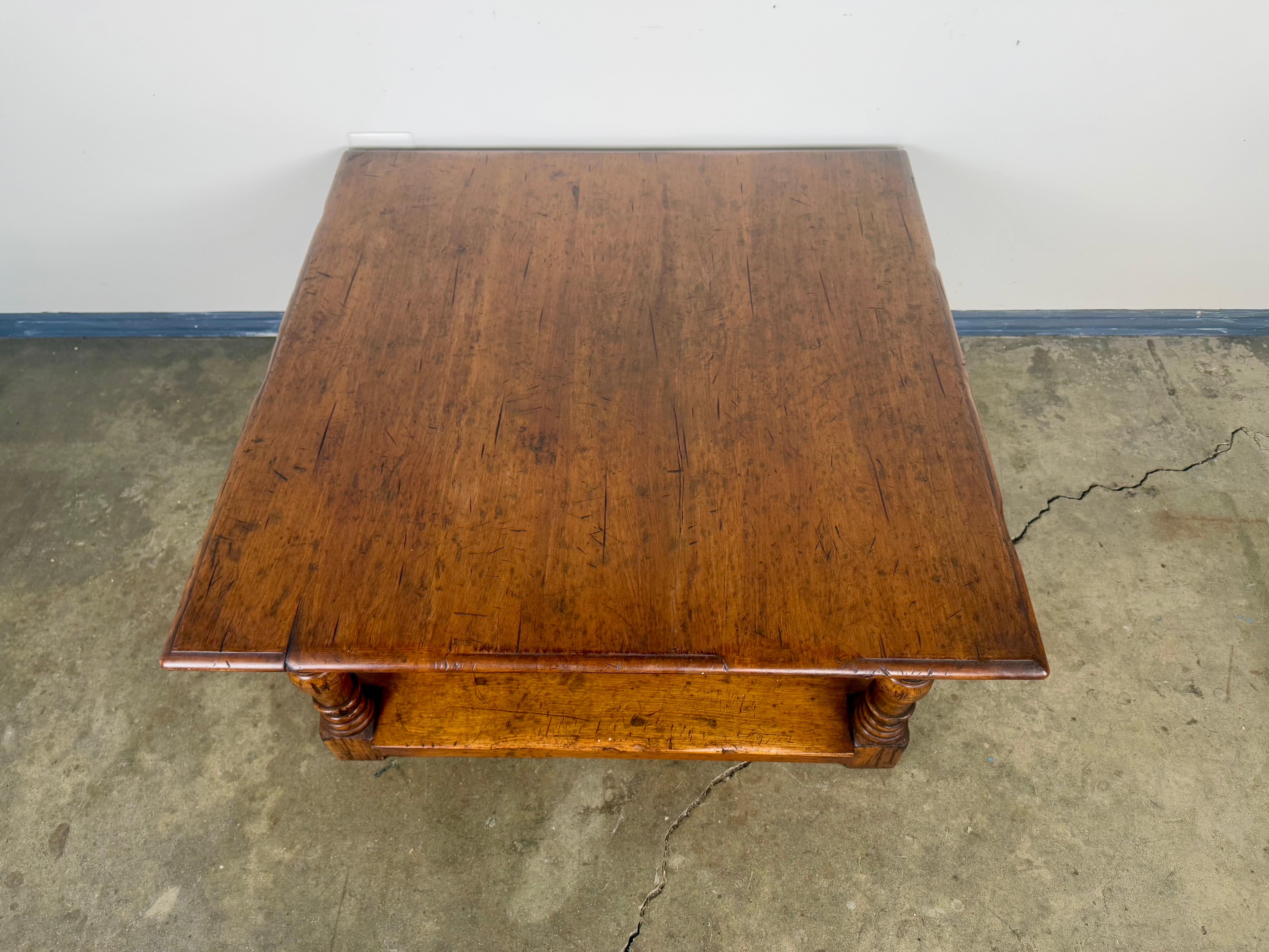 Tourné Table basse en noyer à la française avec pieds tournés et étagère inférieure en vente