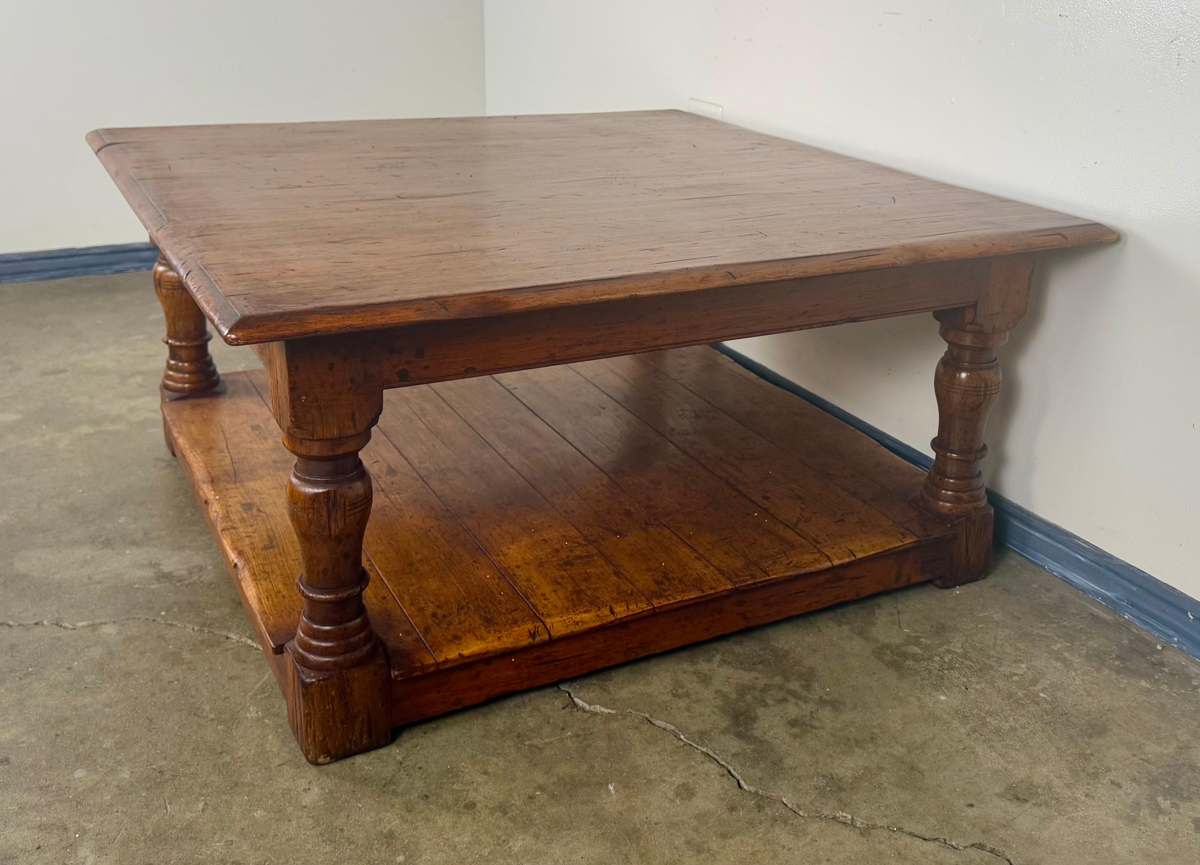 Table basse en noyer à la française avec pieds tournés et étagère inférieure Abîmé - En vente à Los Angeles, CA