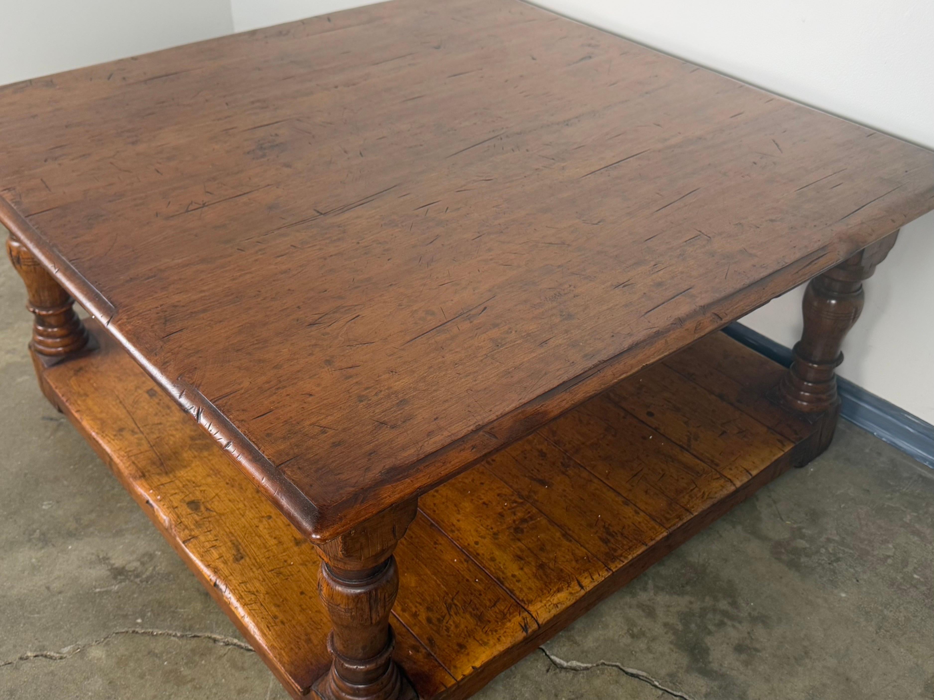 20ième siècle Table basse en noyer à la française avec pieds tournés et étagère inférieure en vente