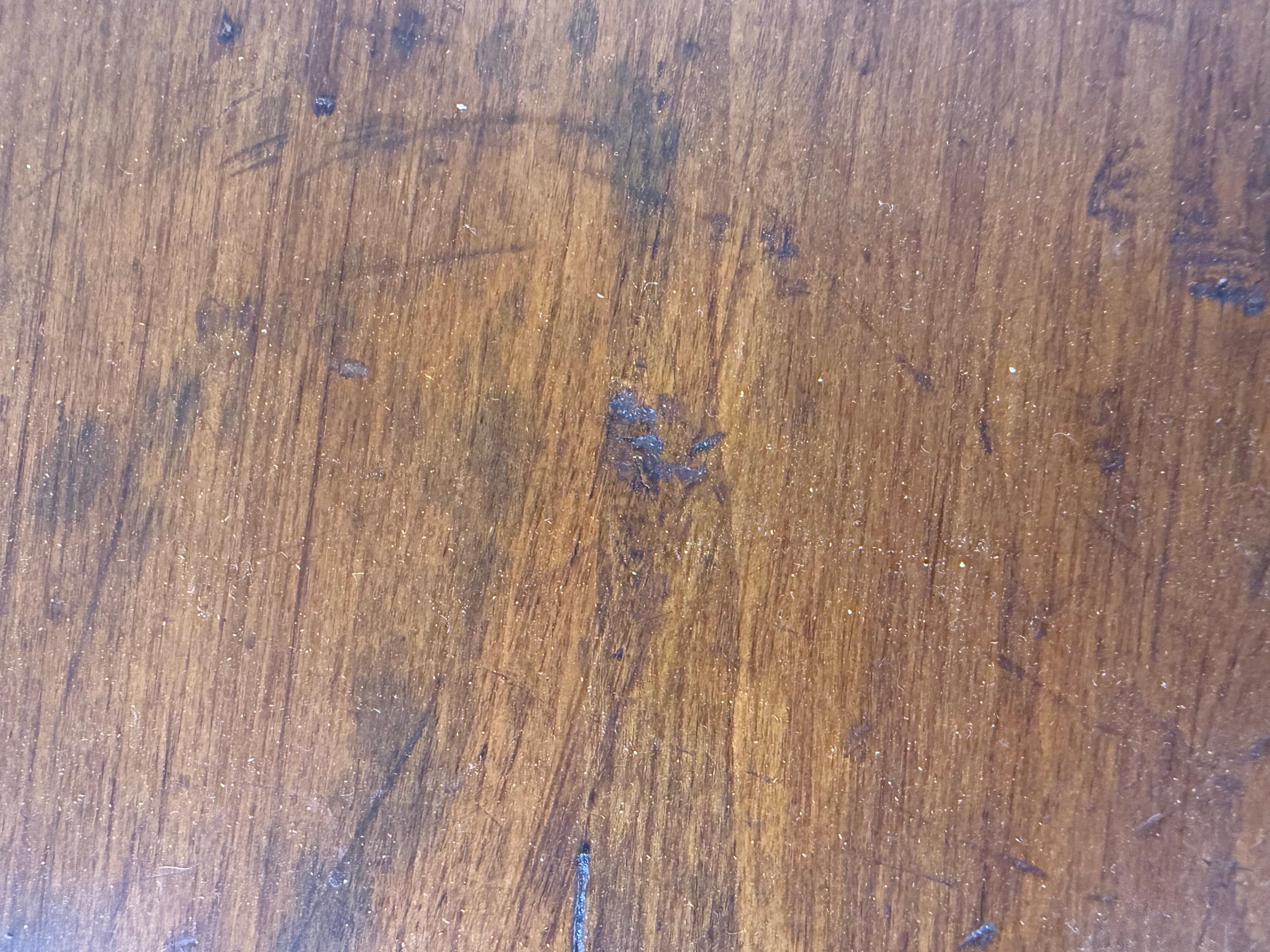 Noyer Table basse en noyer à la française avec pieds tournés et étagère inférieure en vente