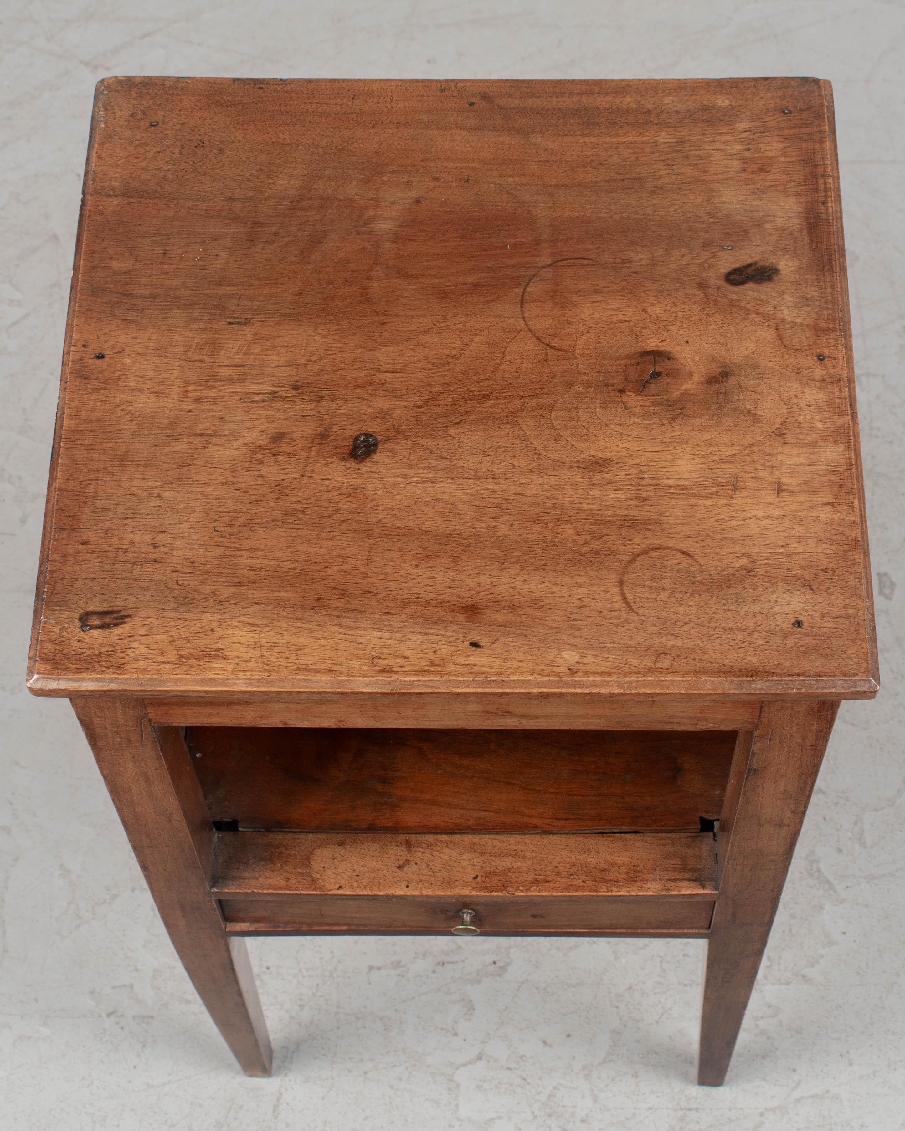 Table d'appoint en noyer en vente 2