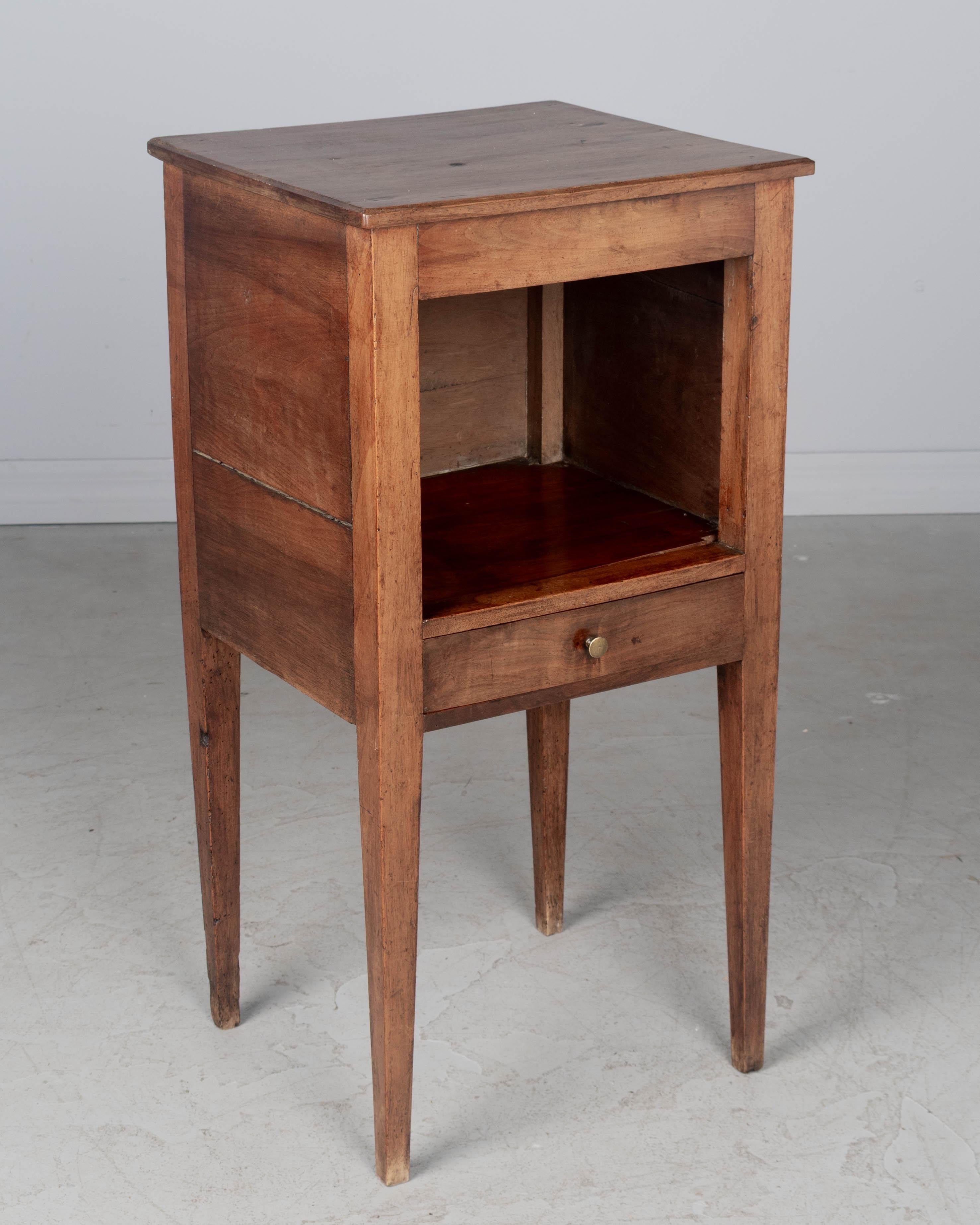 Country Table d'appoint en noyer en vente