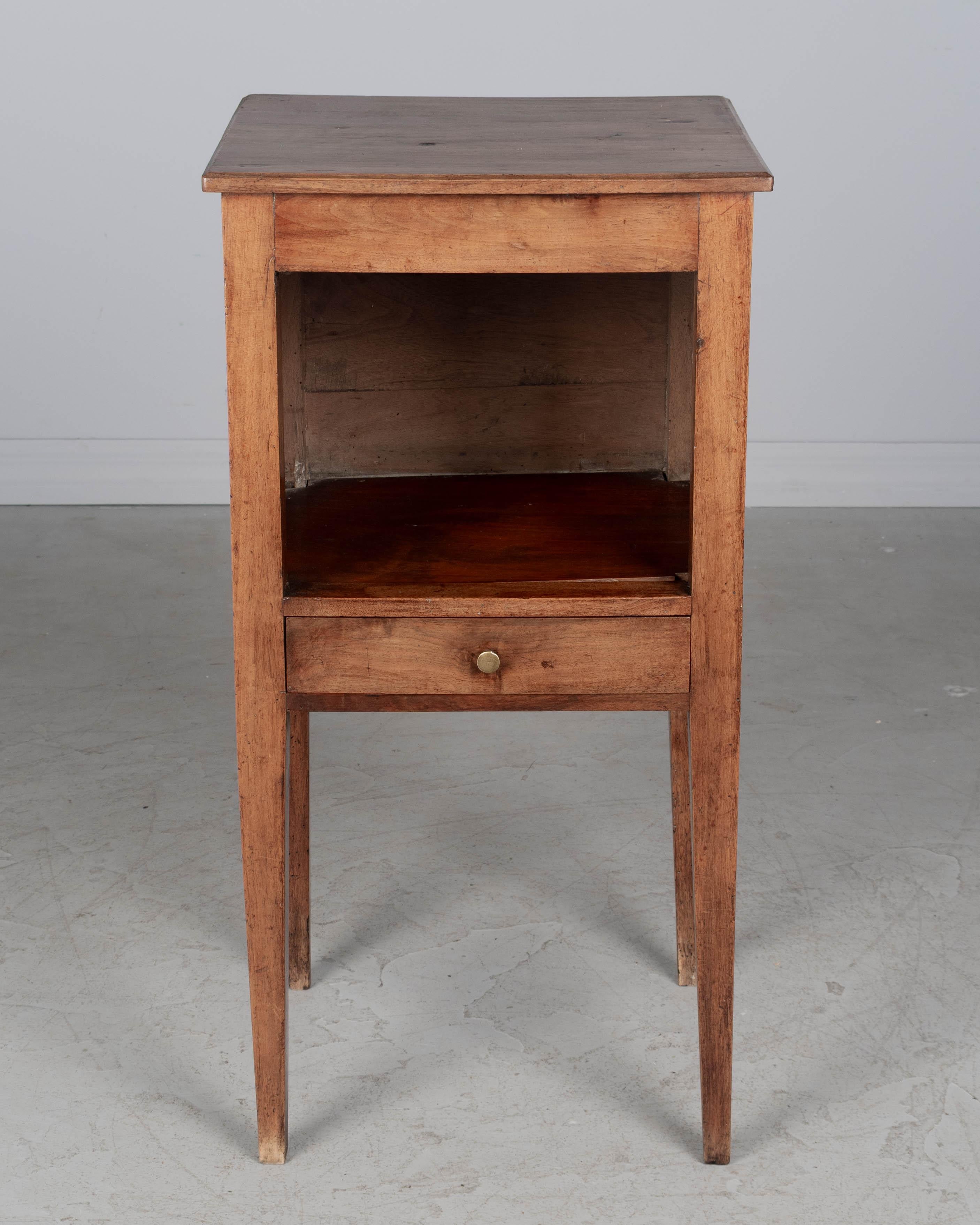 Fait main Table d'appoint en noyer en vente