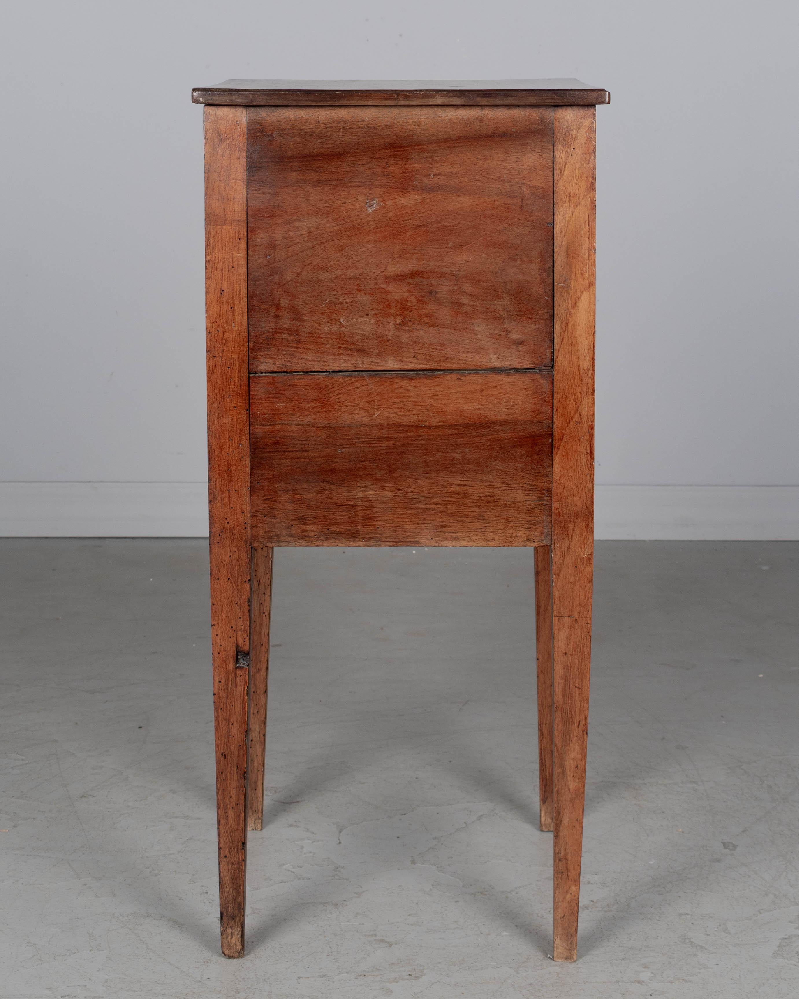 XIXe siècle Table d'appoint en noyer en vente