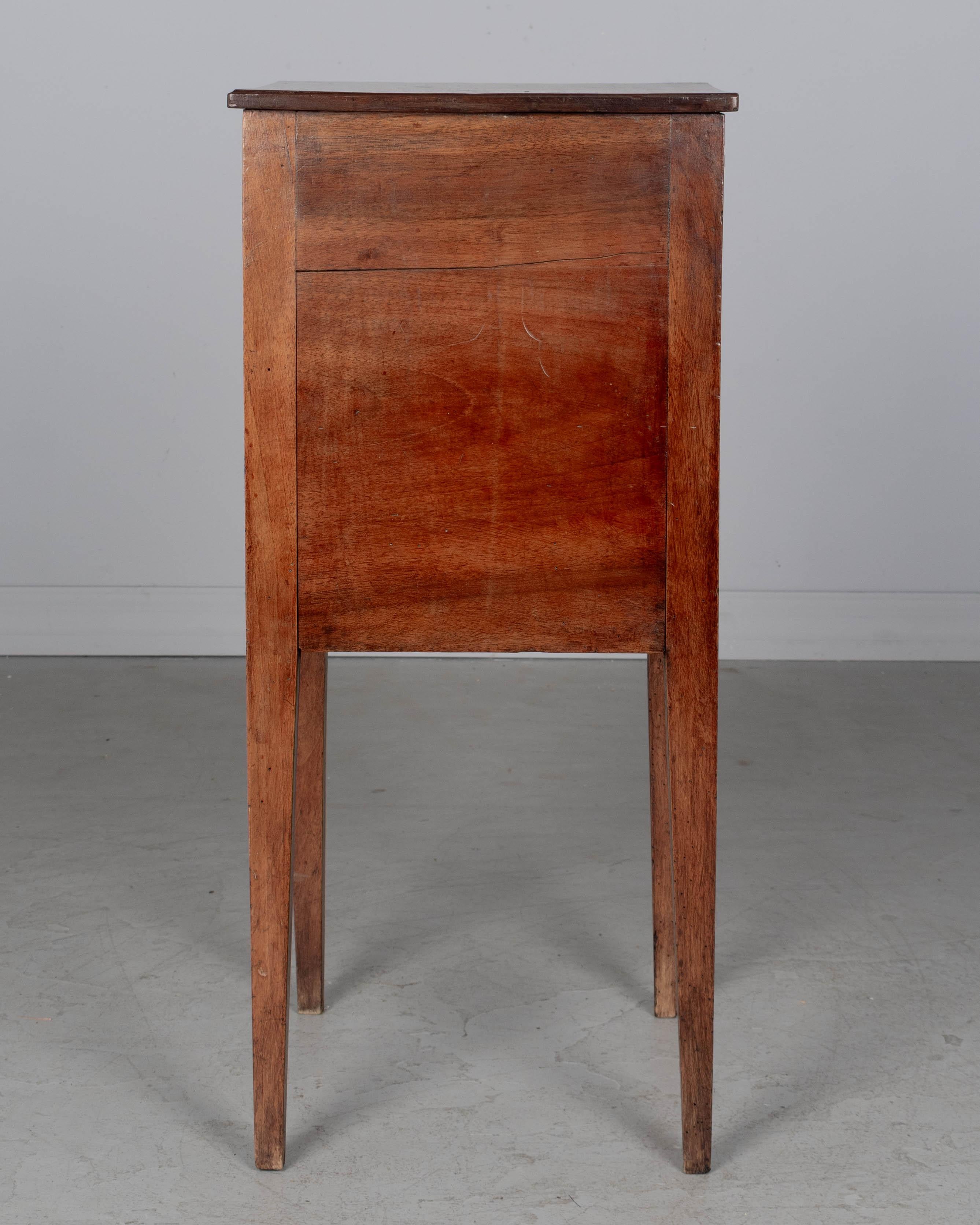 Noyer Table d'appoint en noyer en vente