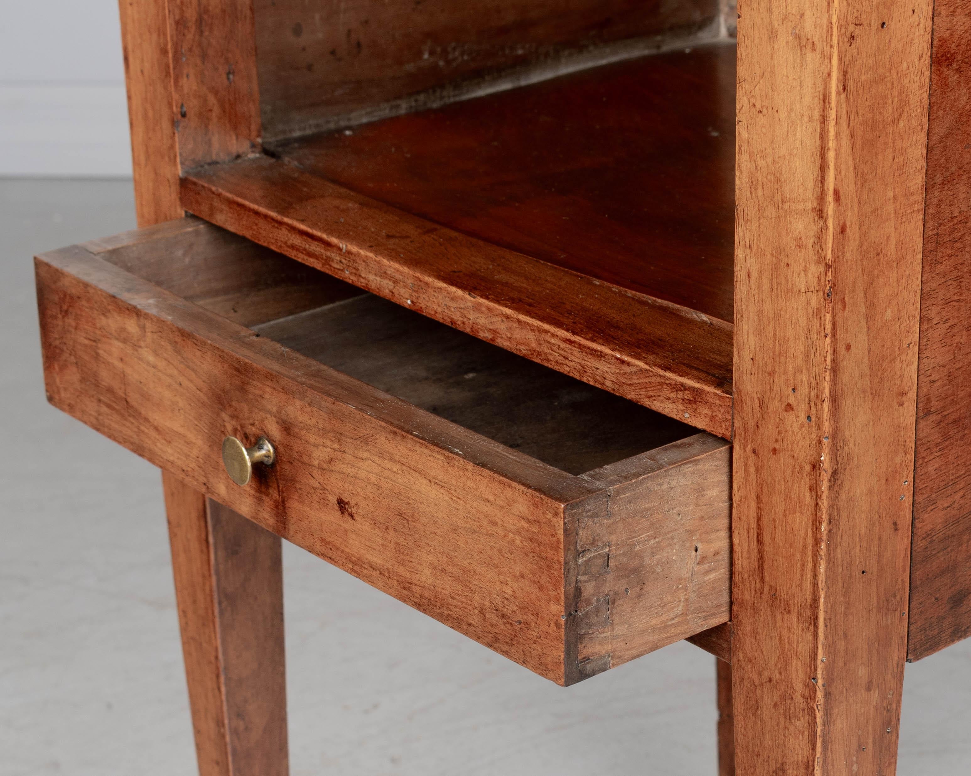 Table d'appoint en noyer en vente 1
