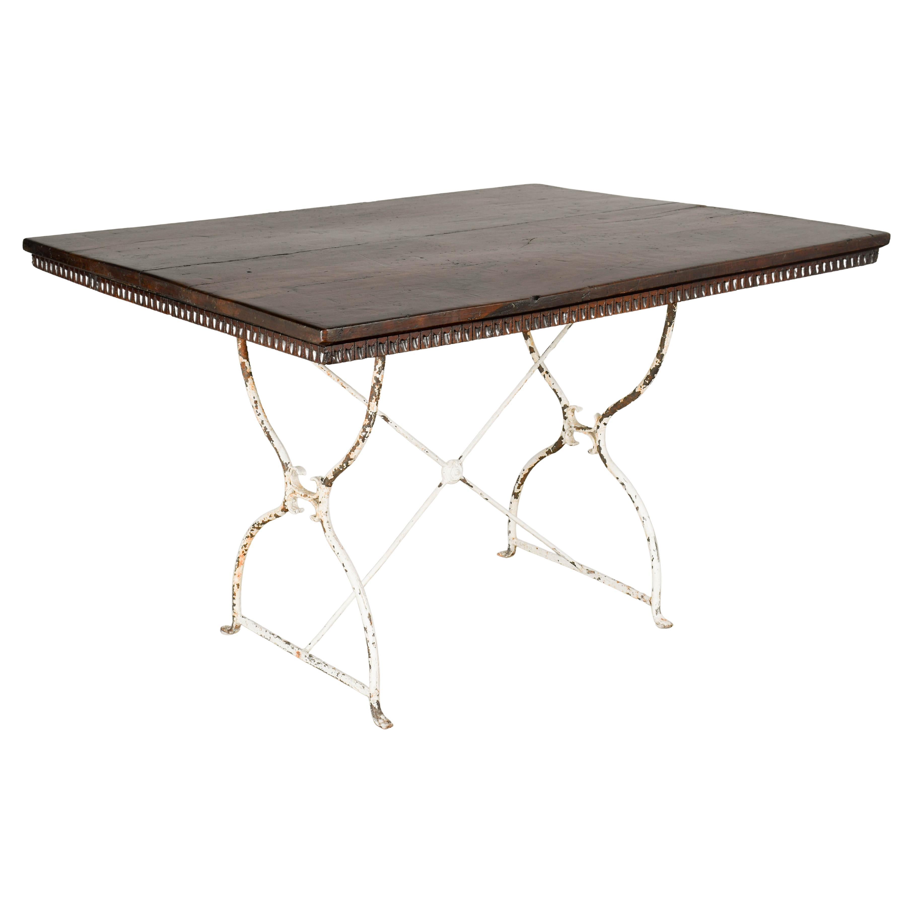 Mesa campestre francesa de nogal con base de hierro
