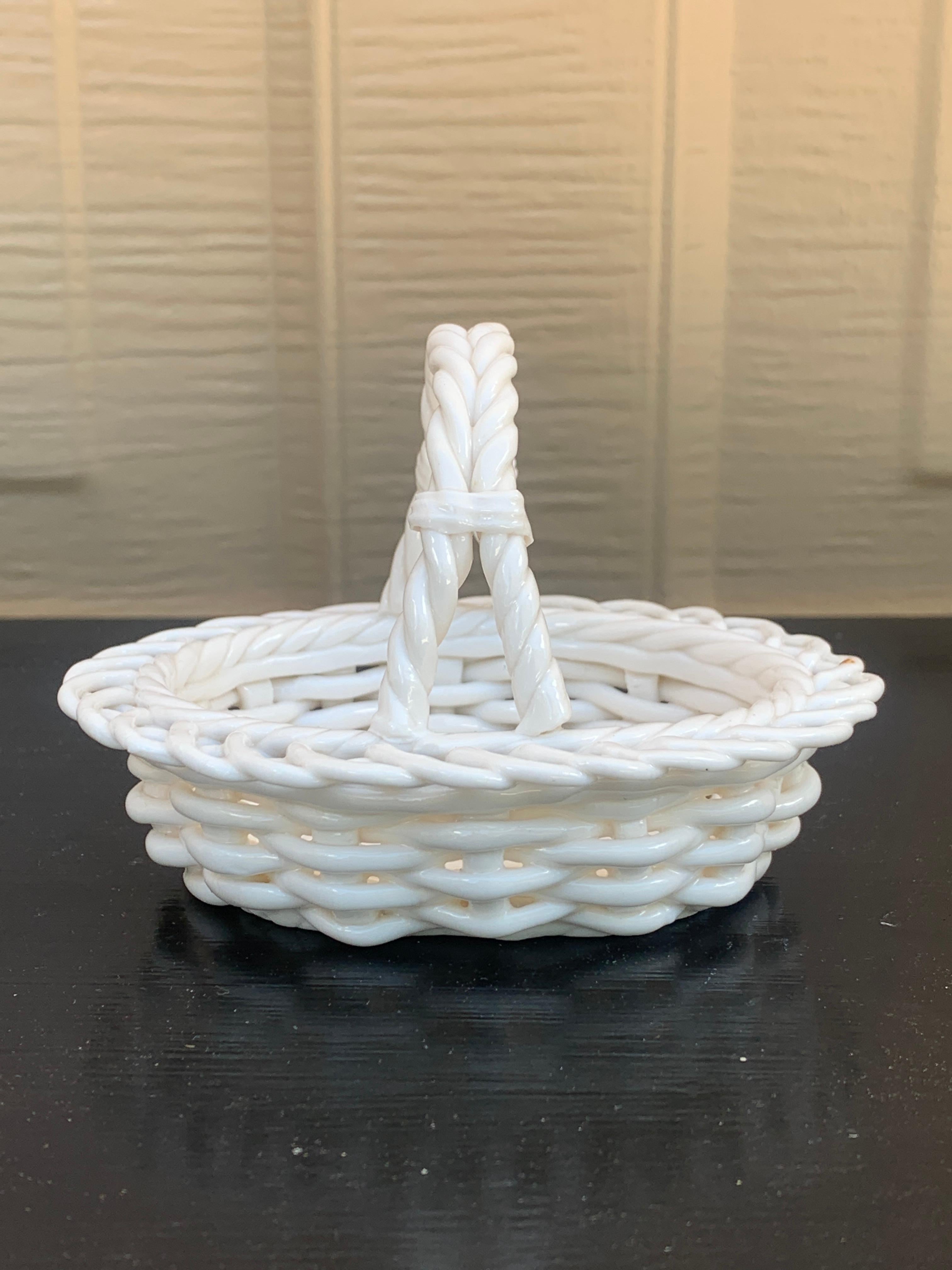 Encantadora cesta tejida de porcelana reticulada de estilo rural francés en blanco trampantojo 

Francia, hacia 1980

Medidas: 4 