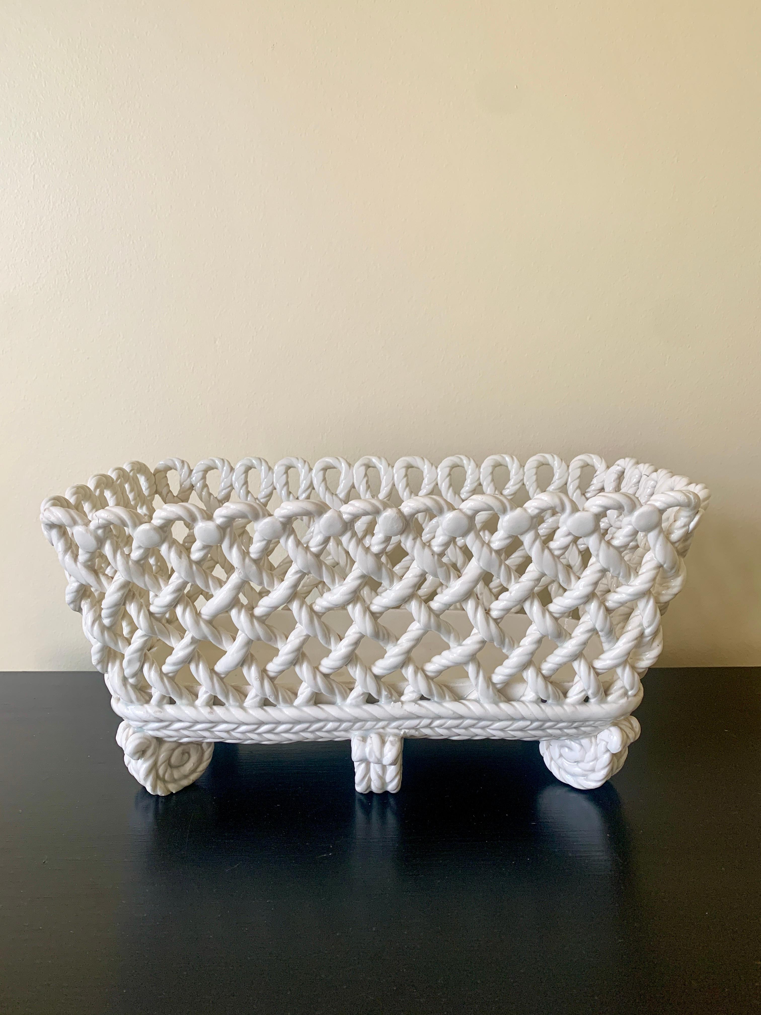 A gorgeous trompe l'oeil white French Country style reticulated porcelain woven rope basket cachepot 

Spain, Circa 1980s

Measures: 13.5