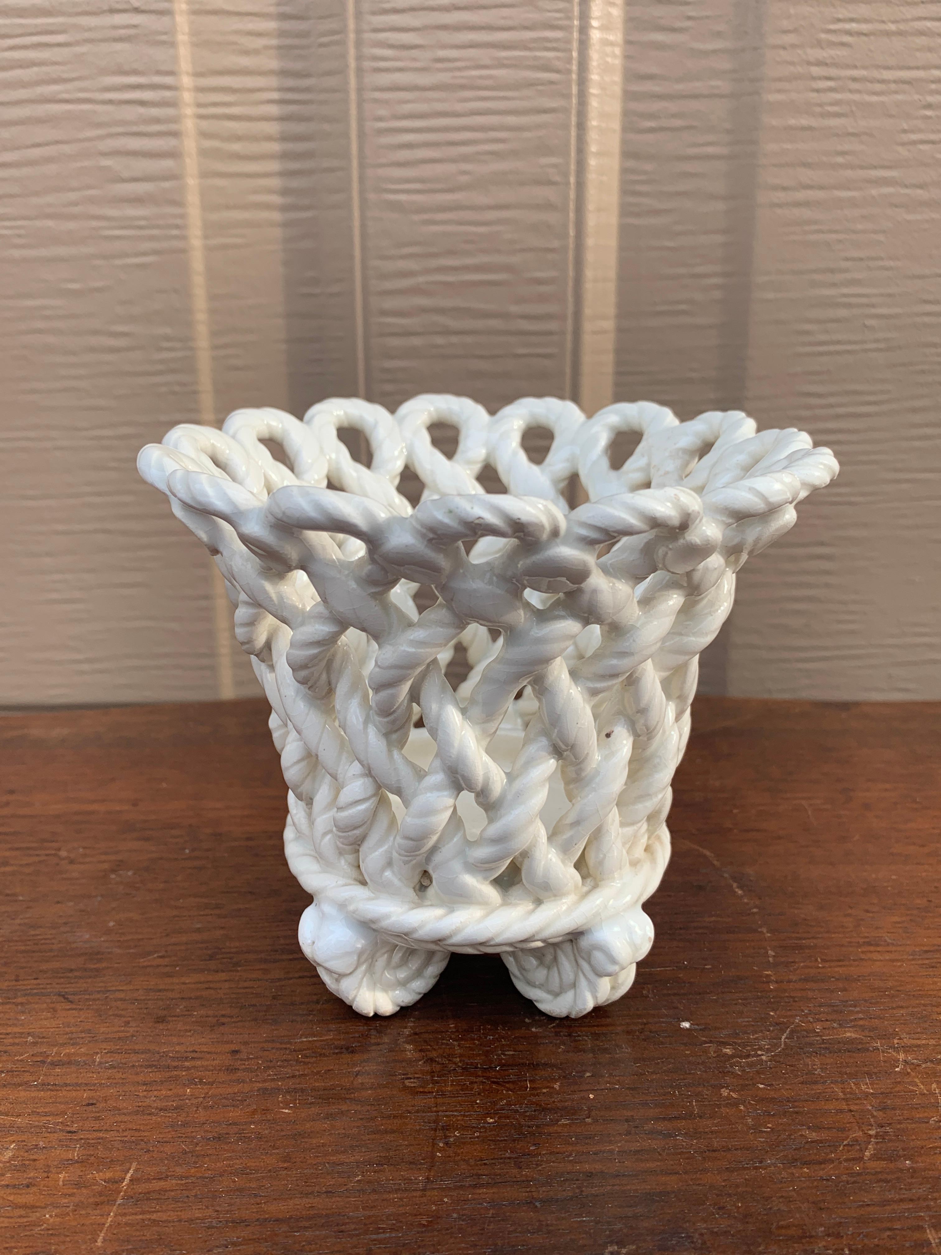 A gorgeous trompe l'oeil white French Country style reticulated porcelain woven rope basket cachepot

Spain, Circa 1980s

Measures: 4.75