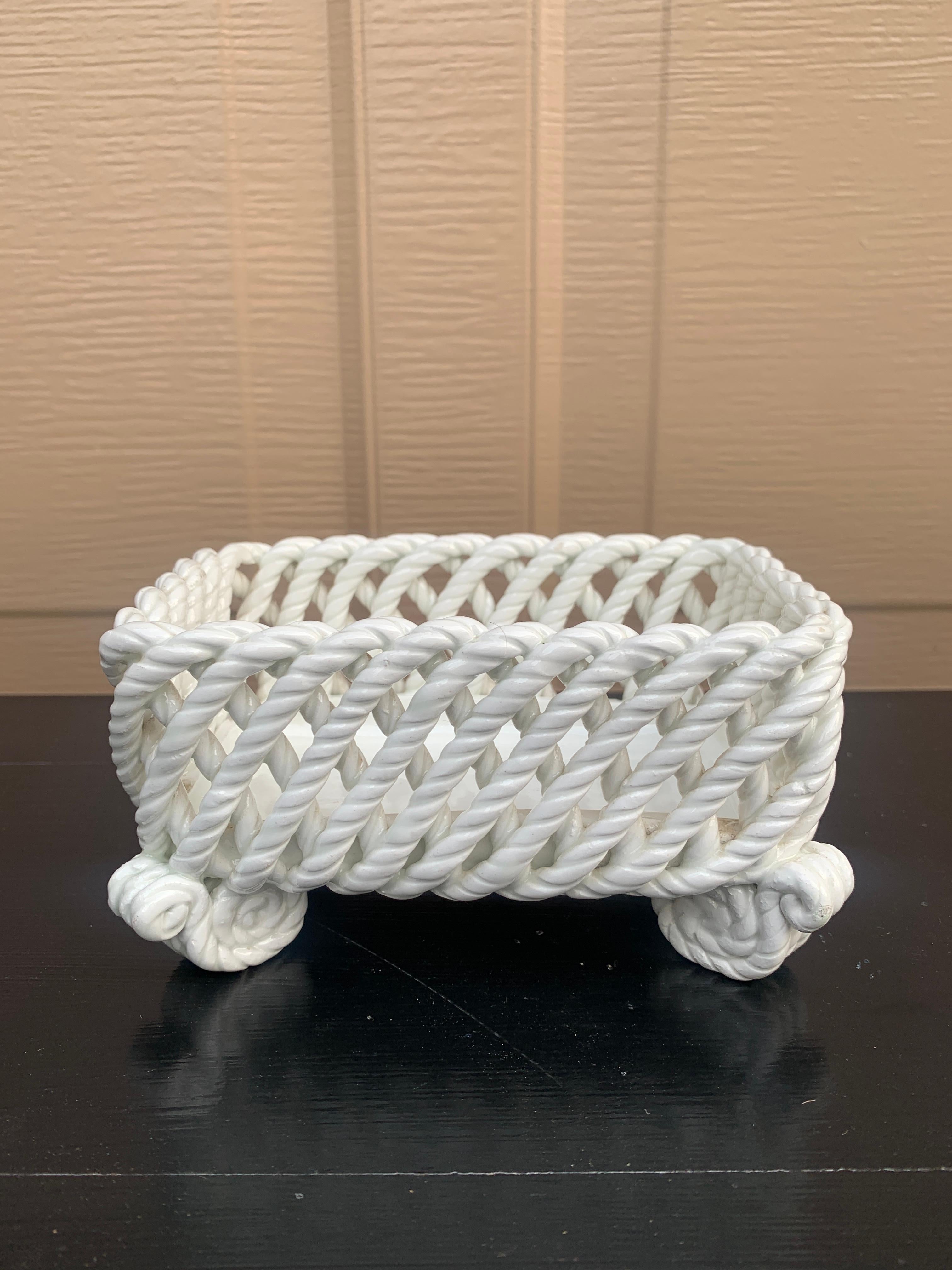 A gorgeous trompe l'oeil white French Country style reticulated porcelain woven rope basket cachepot 

Spain, Circa 1980s

Measures: 6.25