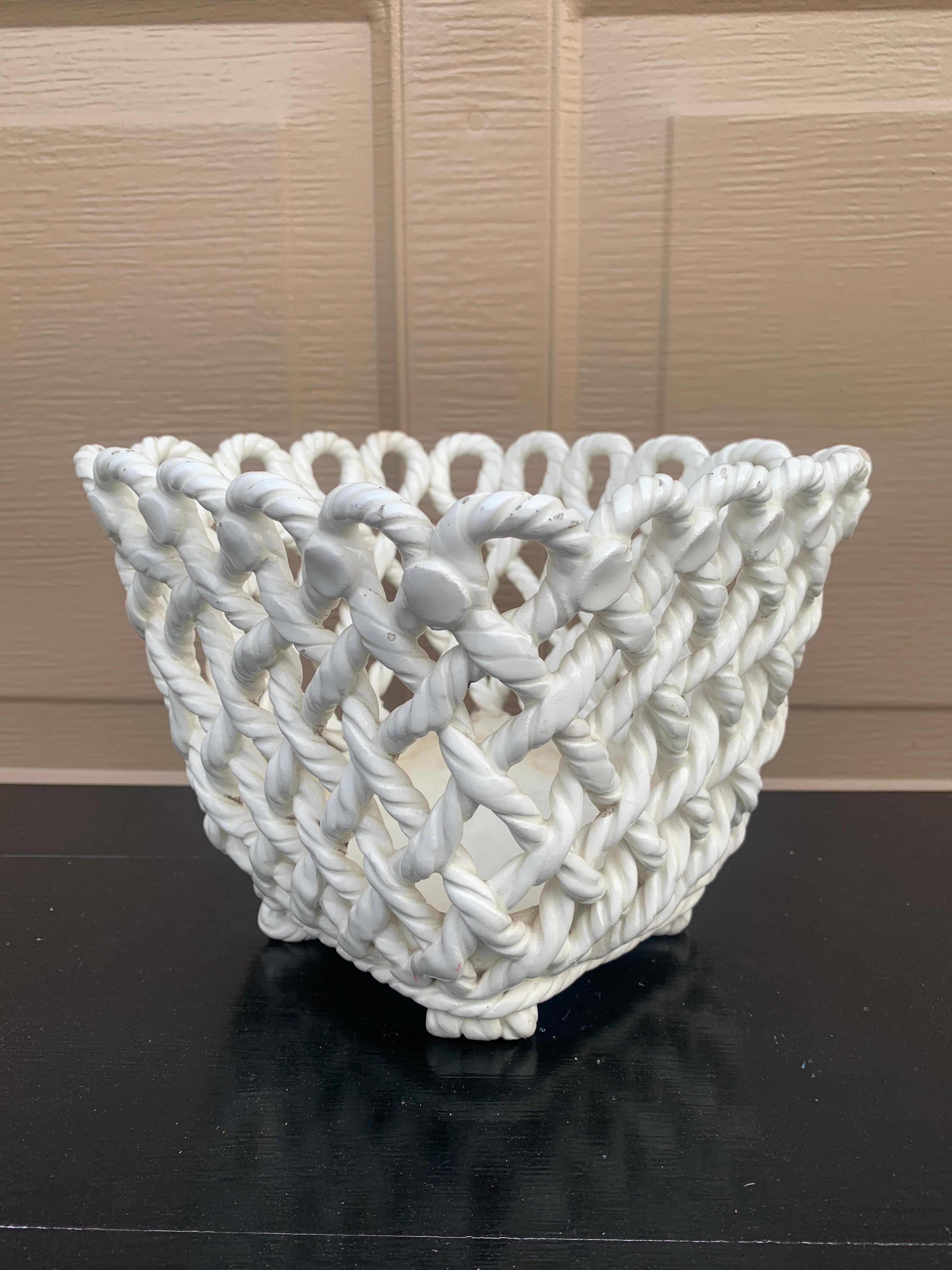 Precioso cesto de cuerda de porcelana reticulada de estilo campestre francés en blanco trampantojo 

España, circa 1980s

Medidas: 7,75 