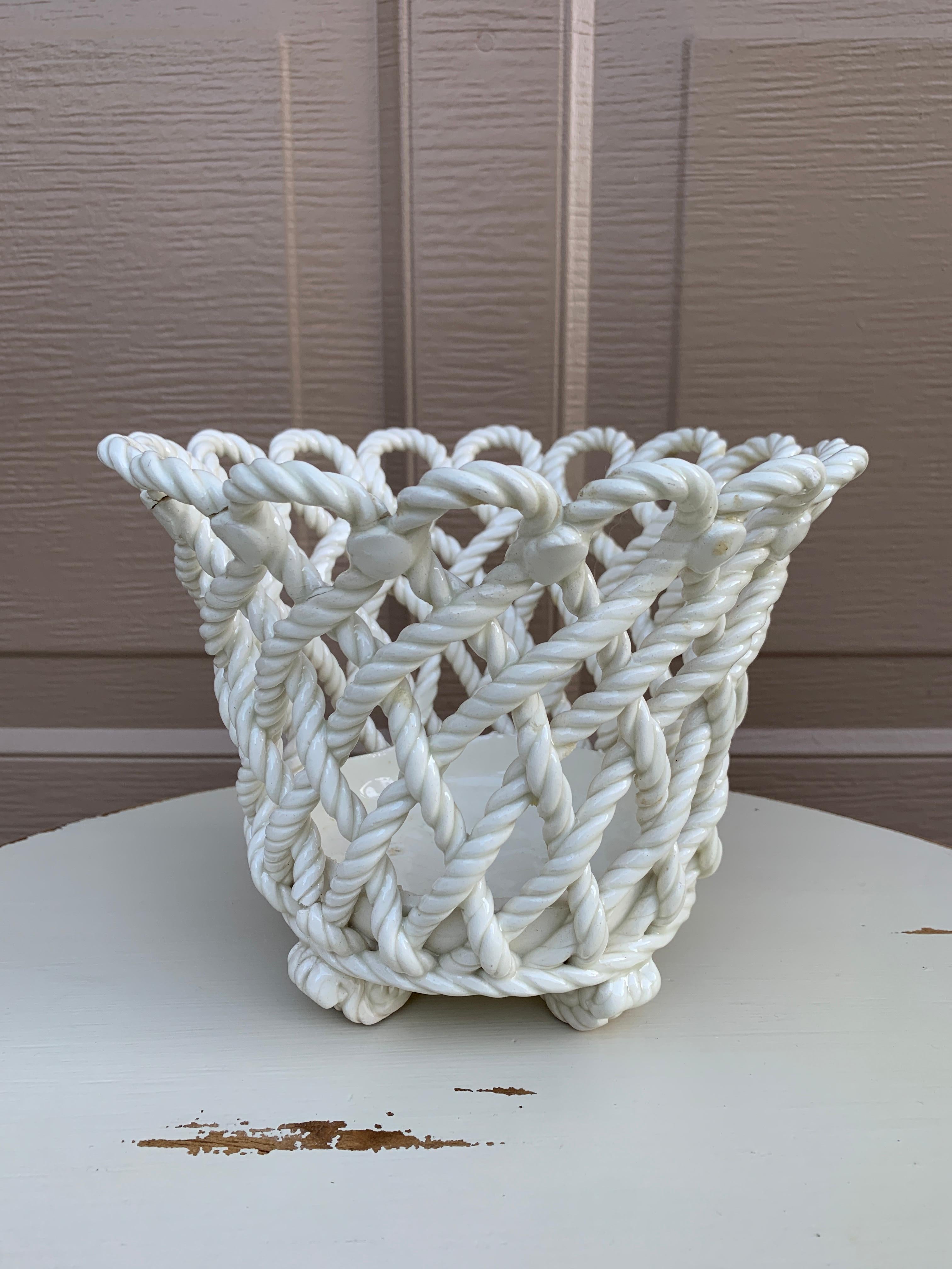 Magnifique cache-pot en porcelaine réticulée de style campagne française, en trompe l'oeil blanc, avec un panier en corde tressée. 

Espagne, Circa 1980

Mesures : 8 