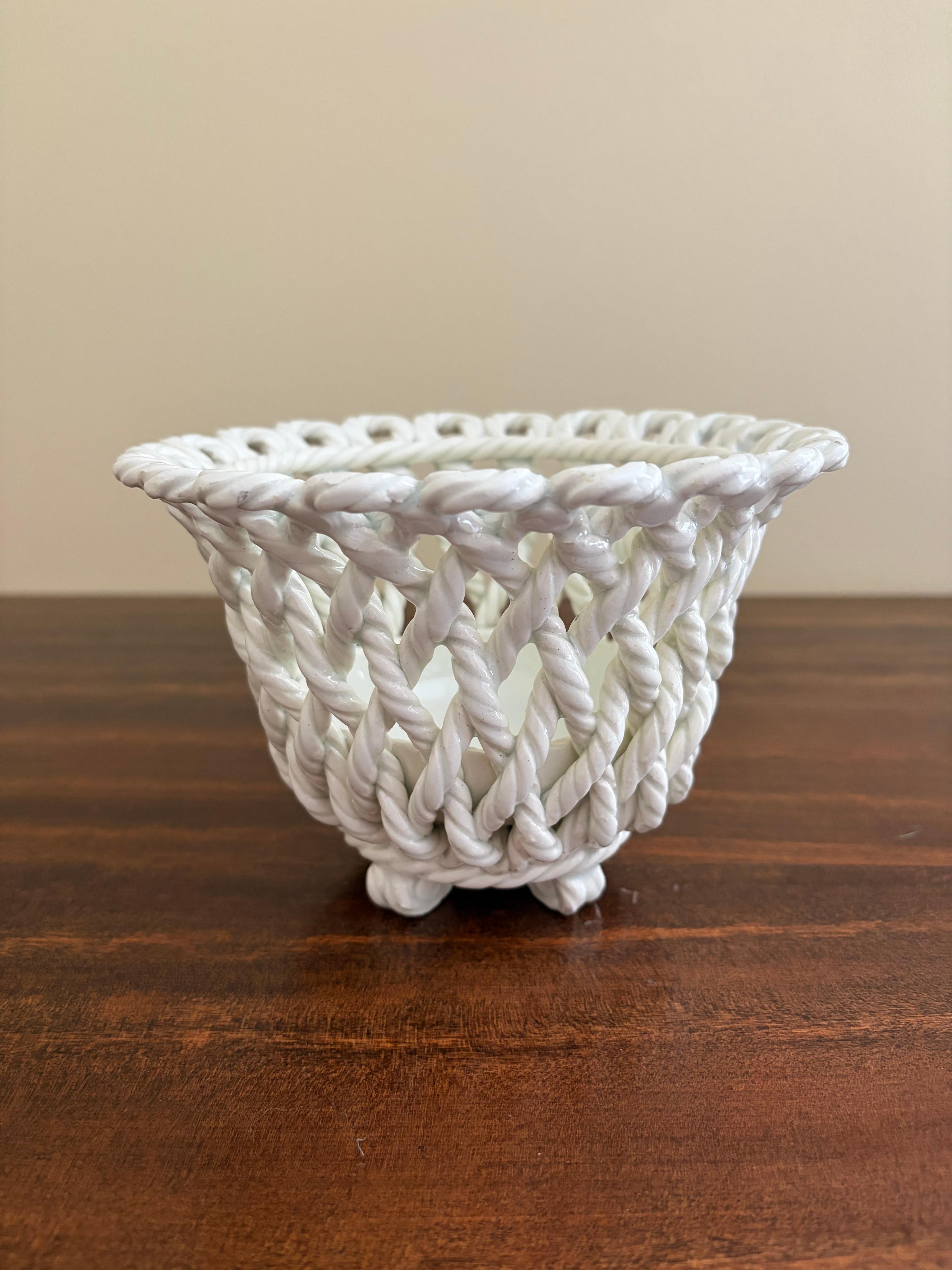 A gorgeous trompe l'oeil white French Country style reticulated porcelain woven rope basket cachepot 

Spain, Circa 1980s

Measures: 6.5