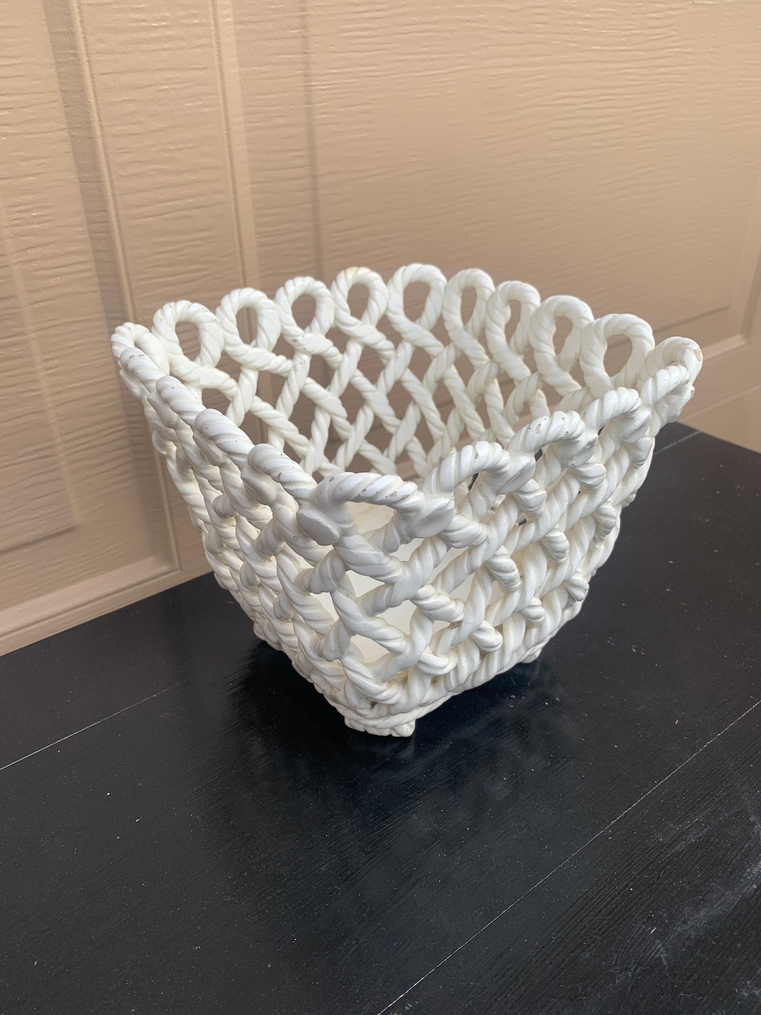 Cesta Cachepot de Cerámica Blanca Tejida con Cuerda País Francés en Bueno estado para la venta en Elkhart, IN