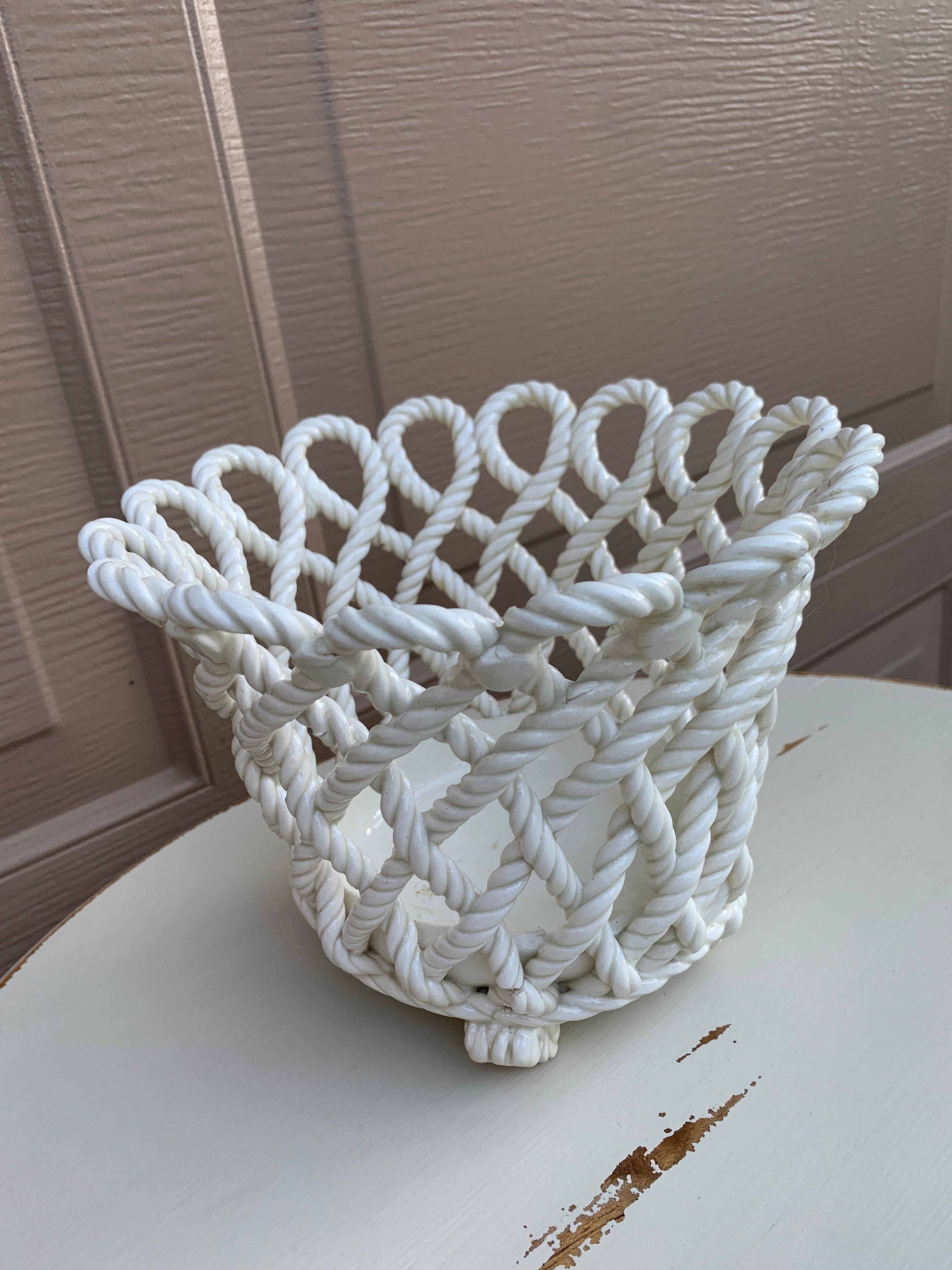 Panier à Cache Pot en Céramique Blanche Tressée Bon état - En vente à Elkhart, IN